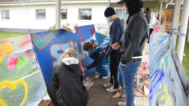 De senaste veckorna har högstadielever på skolor inom Eda kommun fått testa på graffiti. Här Alma Eliasson, Elsa Dalberg, Alex Fält och Joel Christiansson från klass 9 på Hierneskolan i Koppom.