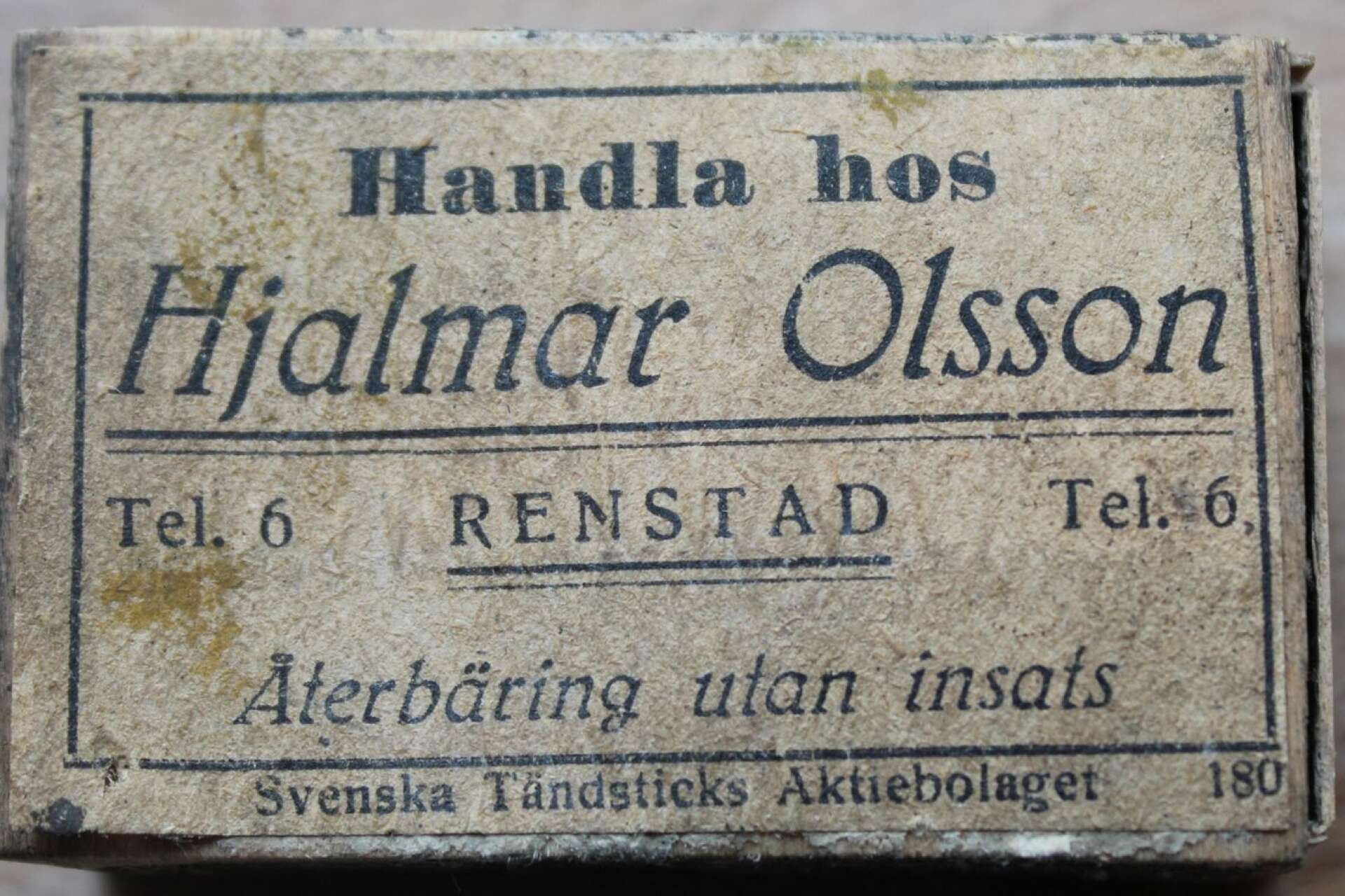 Tändsticksasken som Stefan Johansson fann efter handlaren Hjalmar Olsson som gjorde reklam för sin verksamhet närmare 100 år innan Ica-Stig dök upp i tv-reklamen.