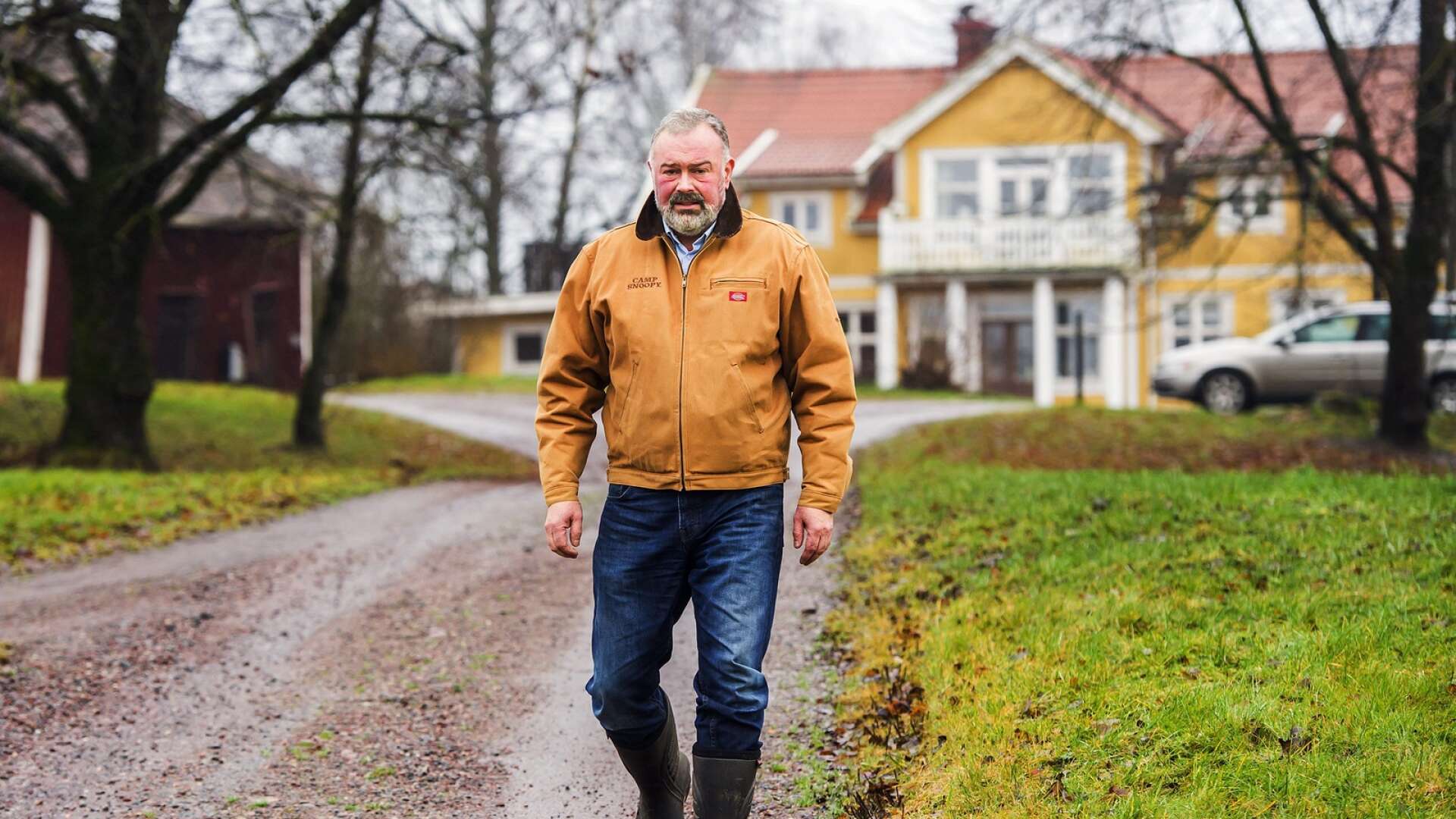 LRF Värmlands ordförande Patrik Olsson, här hemma på gården strax söder om Kil, berättar att kostnaderna skenar för lantbrukarna. ”Nu är det den bransch som ska ordna så att det blir mat i hyllorna nästa vinter som behöver stöd.”
