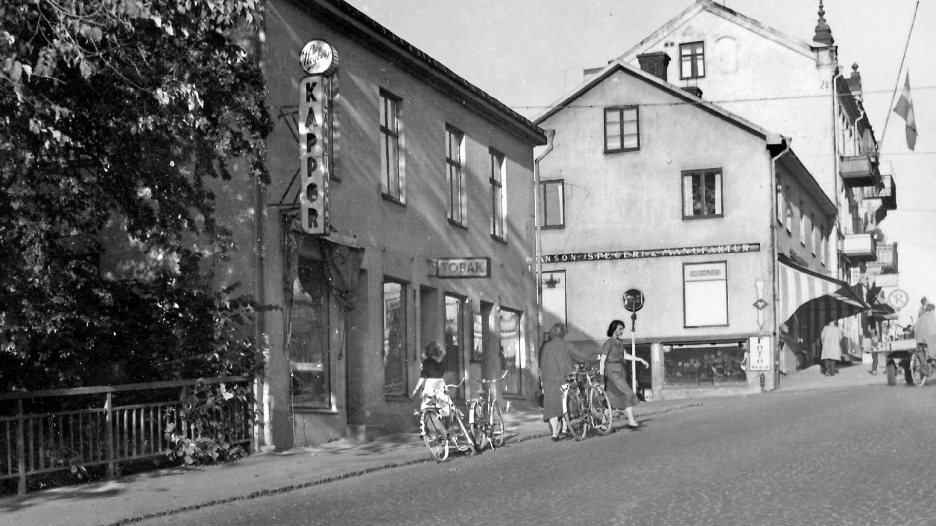 Vid Kvarnbacken låg ännu på 1950-talet det så kallade Reutershuset med Höglunds Kappor, Berggrens Tobaksaffär och guldsmed Albrektsson. Längst ned i huset ovanför låg Fotomagasinet, som senare blev en av de första som flyttade in i nybygget som växte upp i stället för Reutershuset. 