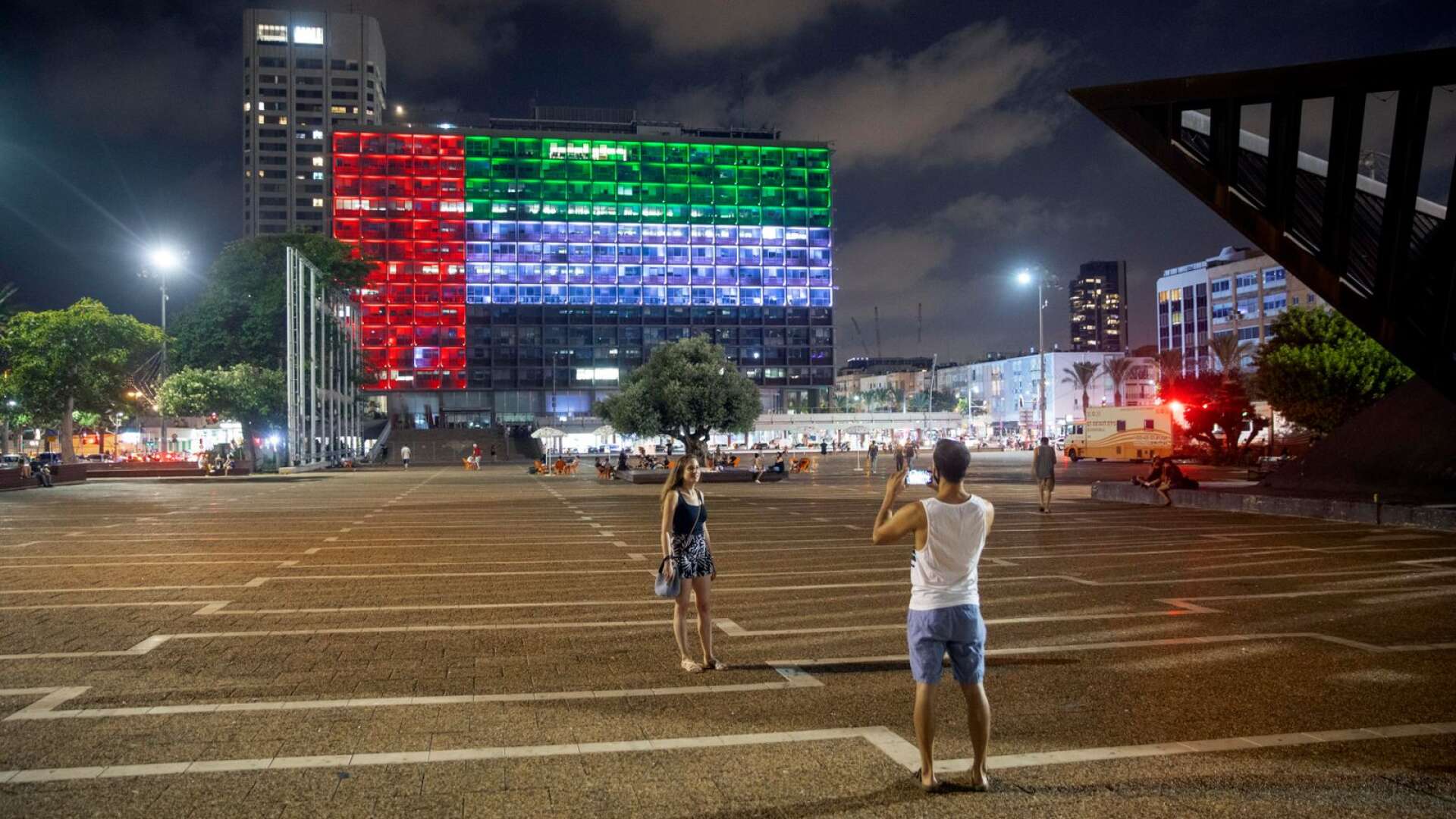 Stadshuset i Tel Aviv lyses upp i Förenade Arabemiratens flagga.
