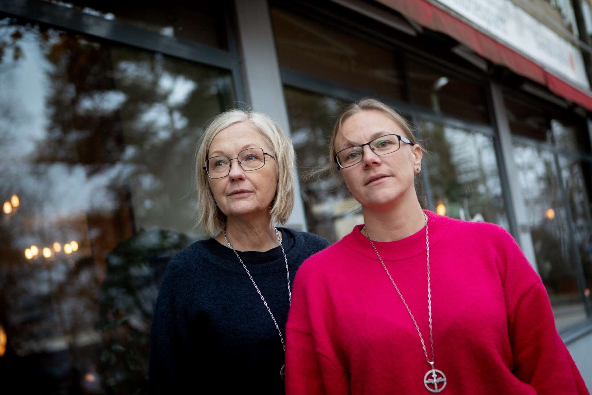 Eva Gelang och Johanna Reisdorff är diakoner i Karlskoga församling. De är bekymrade över hur många det nu är som nått gränsen ekonomiskt. 