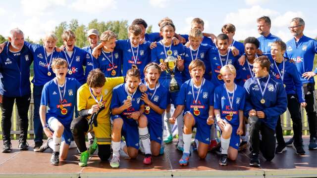 Så här glada blir man när man vunnit Skadevi cup i Skövde. IFK Mariestad P15 tog hem finalen mot KB Karlskoga.
