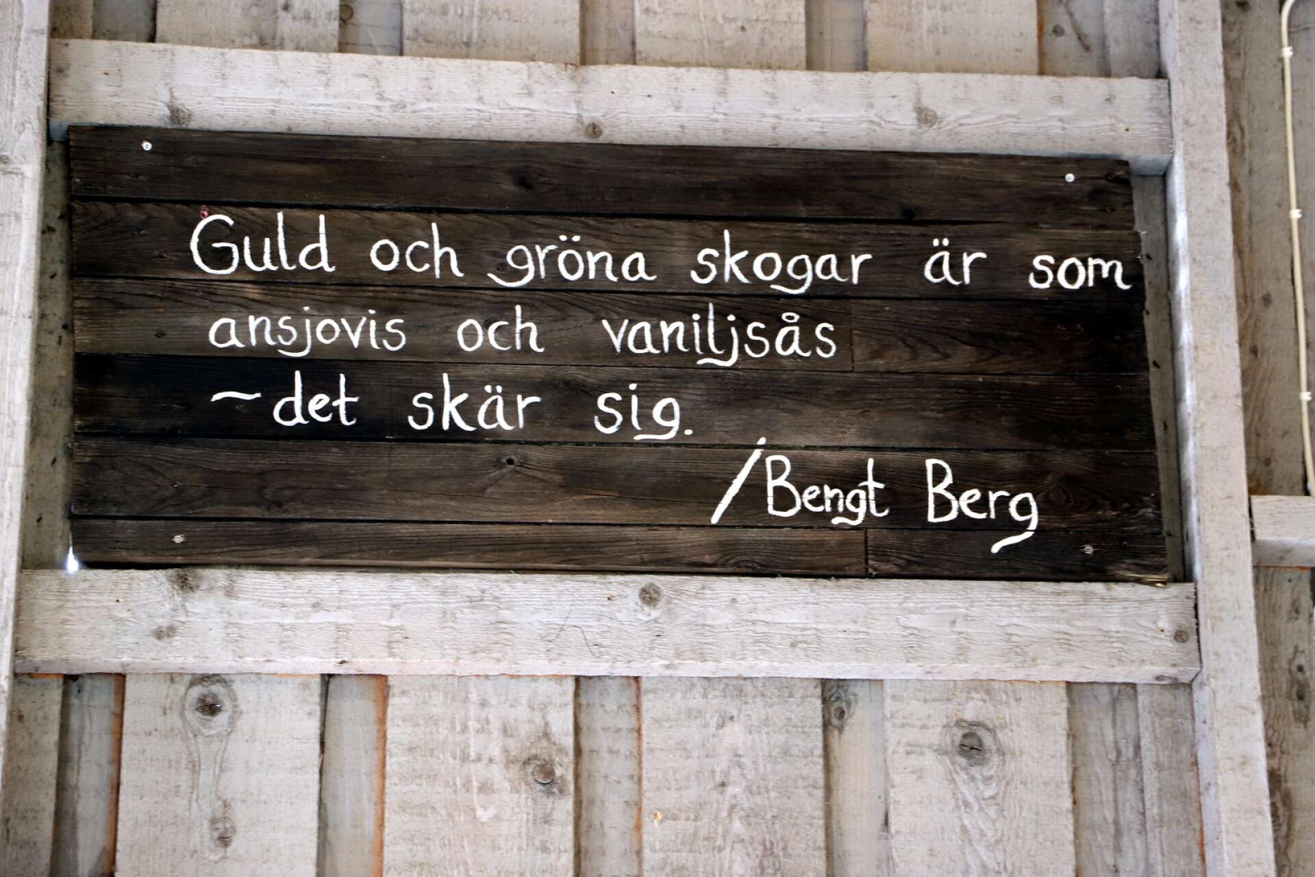 I pinnreservatet finns citat om skog och natur från flera olika författare. Här ett av värmländske Bengt Berg.