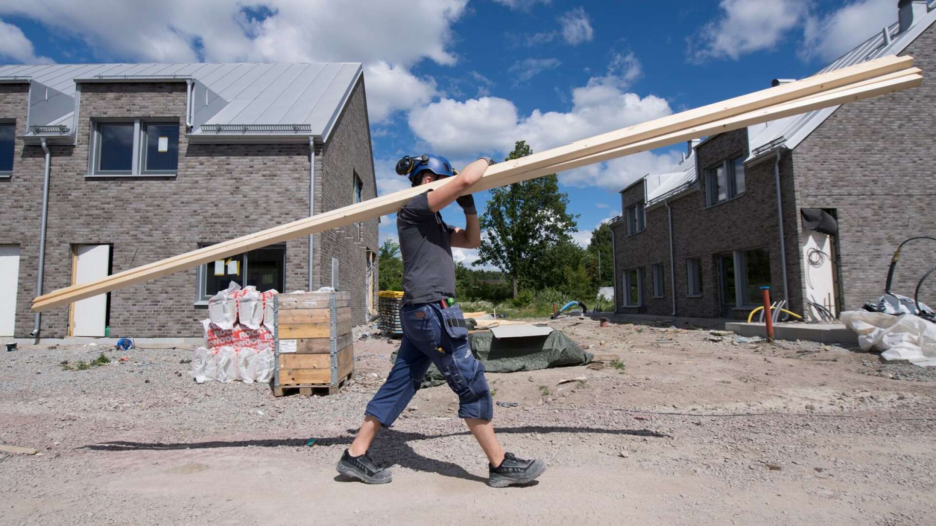 Byggbranschen står i dag för 10 procent av Sveriges BNP och är den enskilt största sektorn och en viktig motor i svensk ekonomi, skriver Monica Björk.