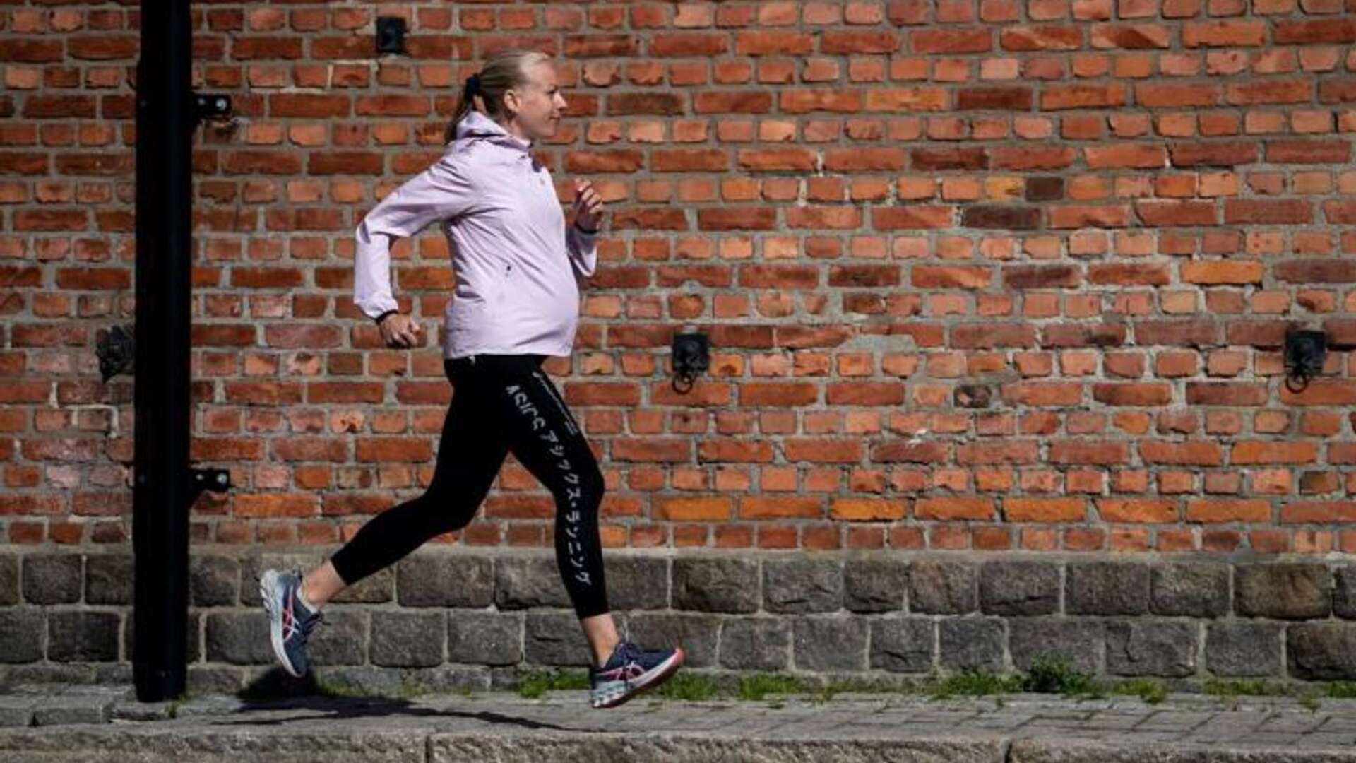 En höggravid Sofie Nelsson Rask i träning inför Göteborgsvarvet i försomras. Nu flyttar hon tillbaka till IF Göta.