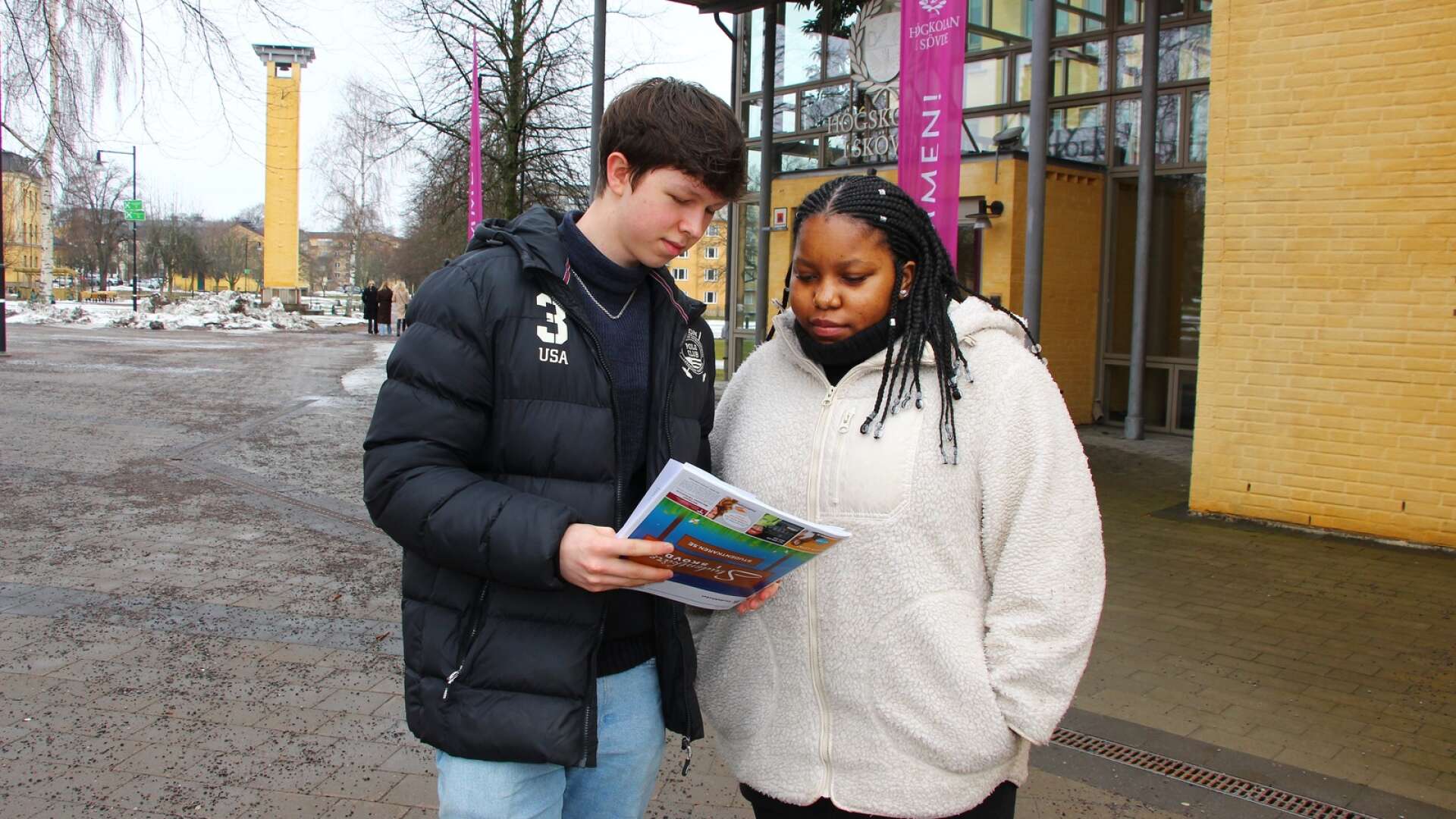 Emil Lindmark och Mercy Mpundu från Alingsås kan tänka sig att studera på Högskolan i Skövde.