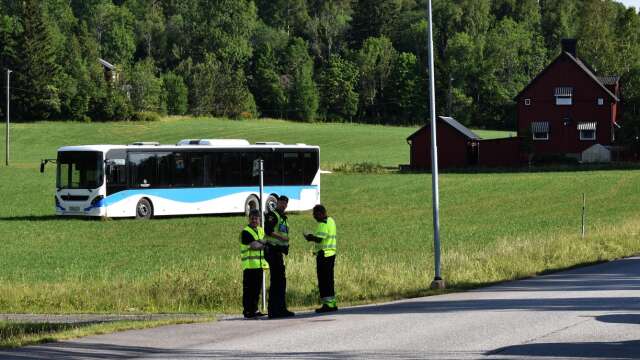 En länsbuss körde på torsdagsmorgonen av vägen på Noravägen i Karlskoga.