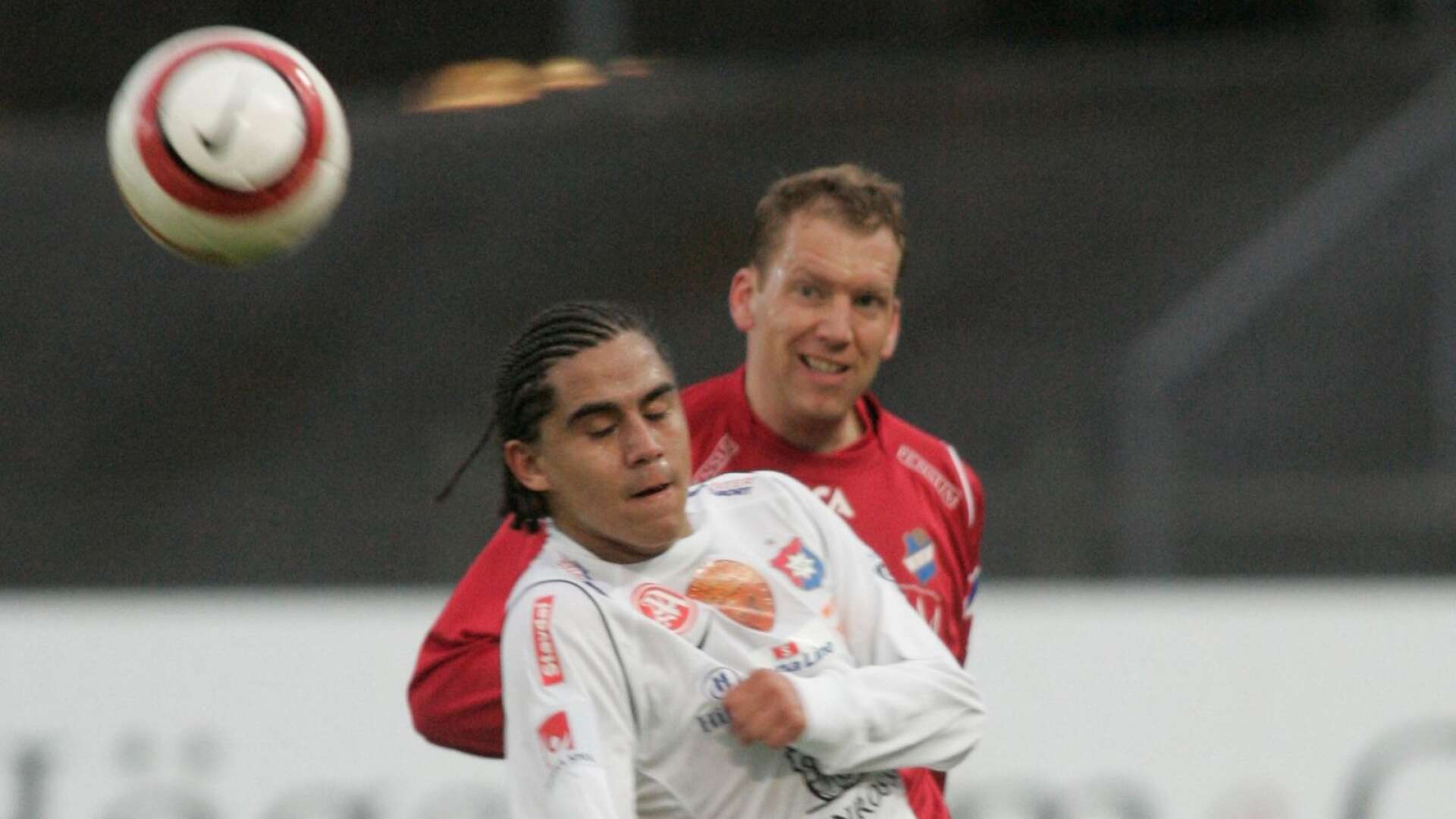 Mittfältaren Angelo Vega gjorde bara 32 minuter i allsvenskan med Örgryte IS. Här i en duell med Östers Fredrik Bild säsongen 2006/2007.