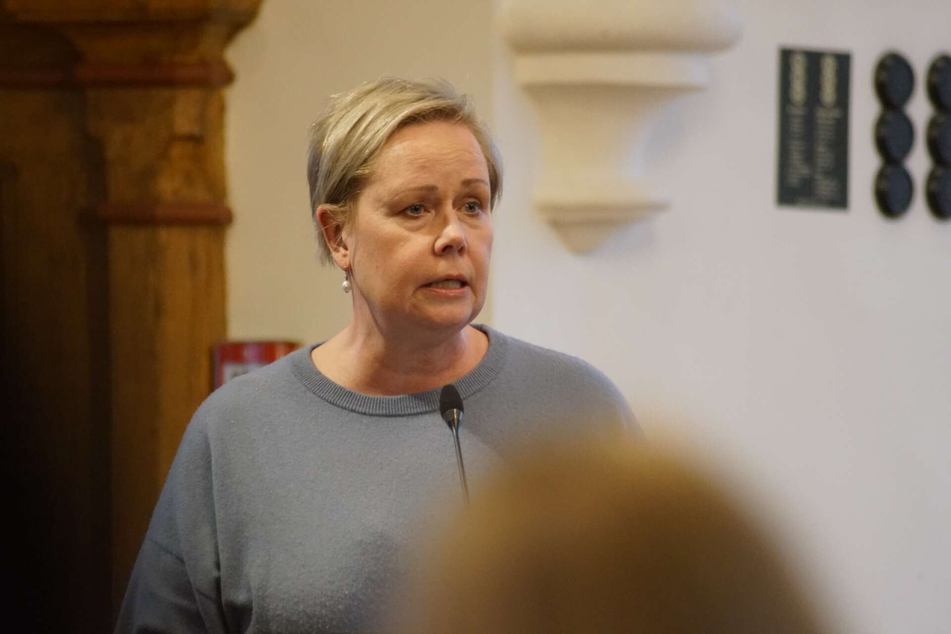 Oppositionsråd Ylva Pettersson (M) i talarstolen i fullmäktige i Skara.
