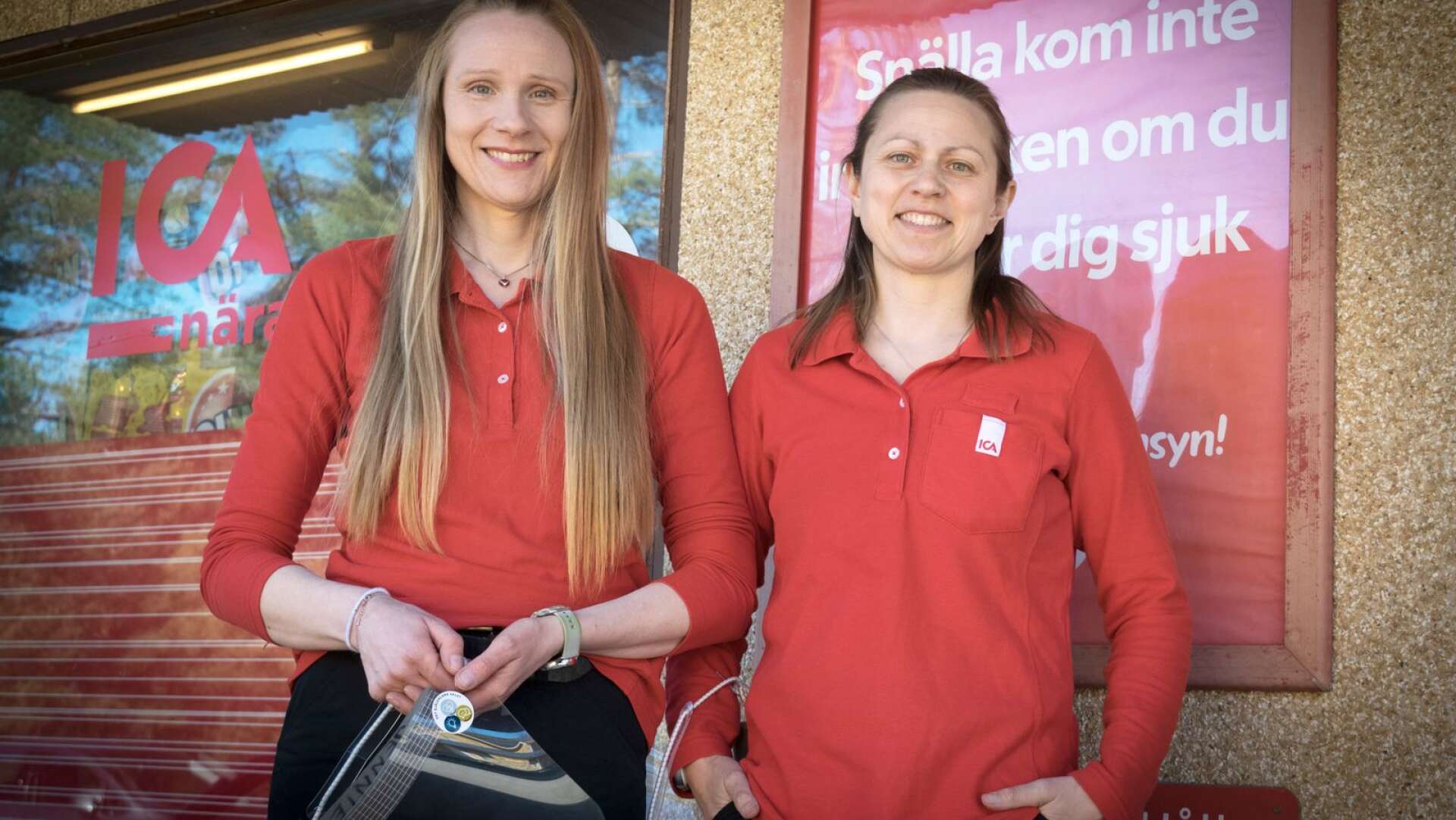 Systrarna Jennie och Johanna Edström tog över som Ica-handlare efter sina föräldrar och trivs bra med sina nya roller. 