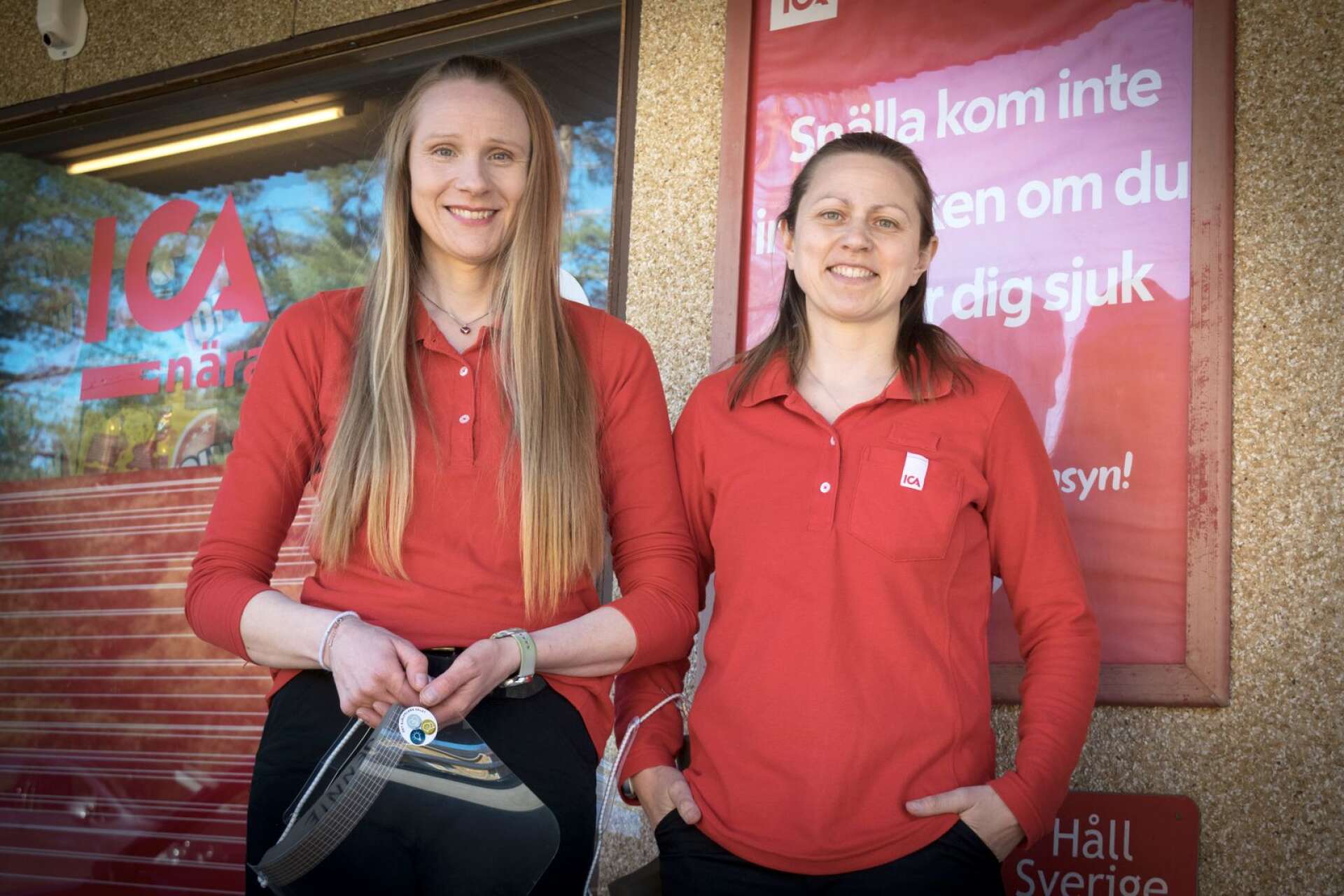 Systrarna Jennie och Johanna Edström tog över som Ica-handlare efter sina föräldrar och trivs bra med sina nya roller. 