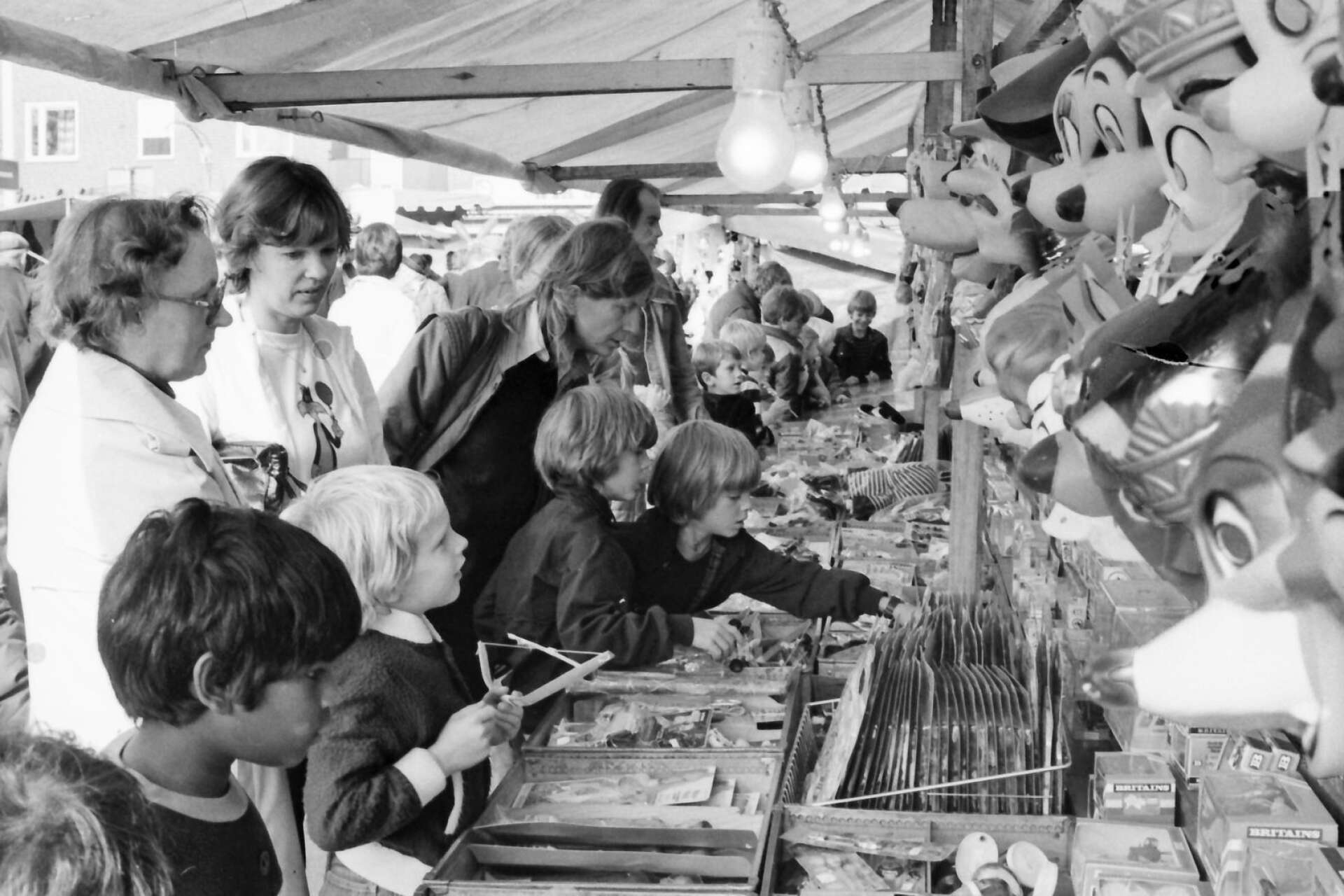 Bland yngre marknadsbesökare har det alltid funnits ett speciellt intresse för stånden med leksaker. Det var naturligtvis så även 1981 när denna bilden togs. 