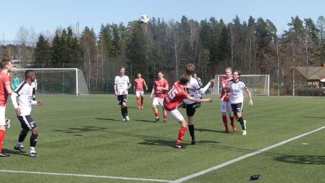 Vitklädda Åmotfors gästade Värmlandsbro på lördagen och föll tungt med 0-7.