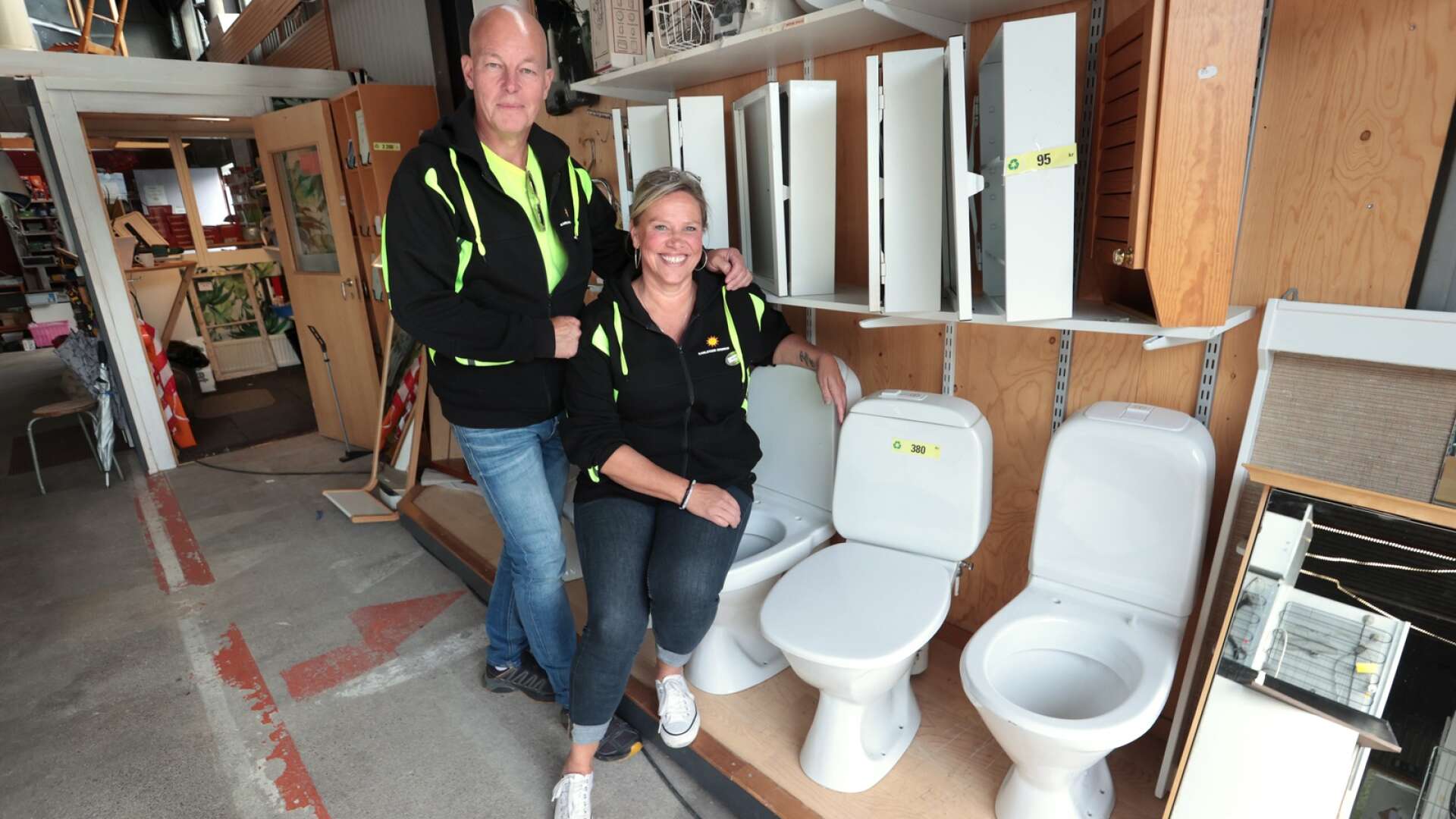 Björn Andersson och Helena Kjäll, handledare på Sola Byggåterbruk framför verksamhetens mest eftertraktade objekt – gamla toalettstolar.