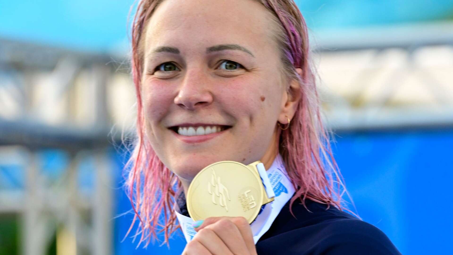 Sarah Sjöström visar stolt upp EM-guldet på 50 meter fritt.