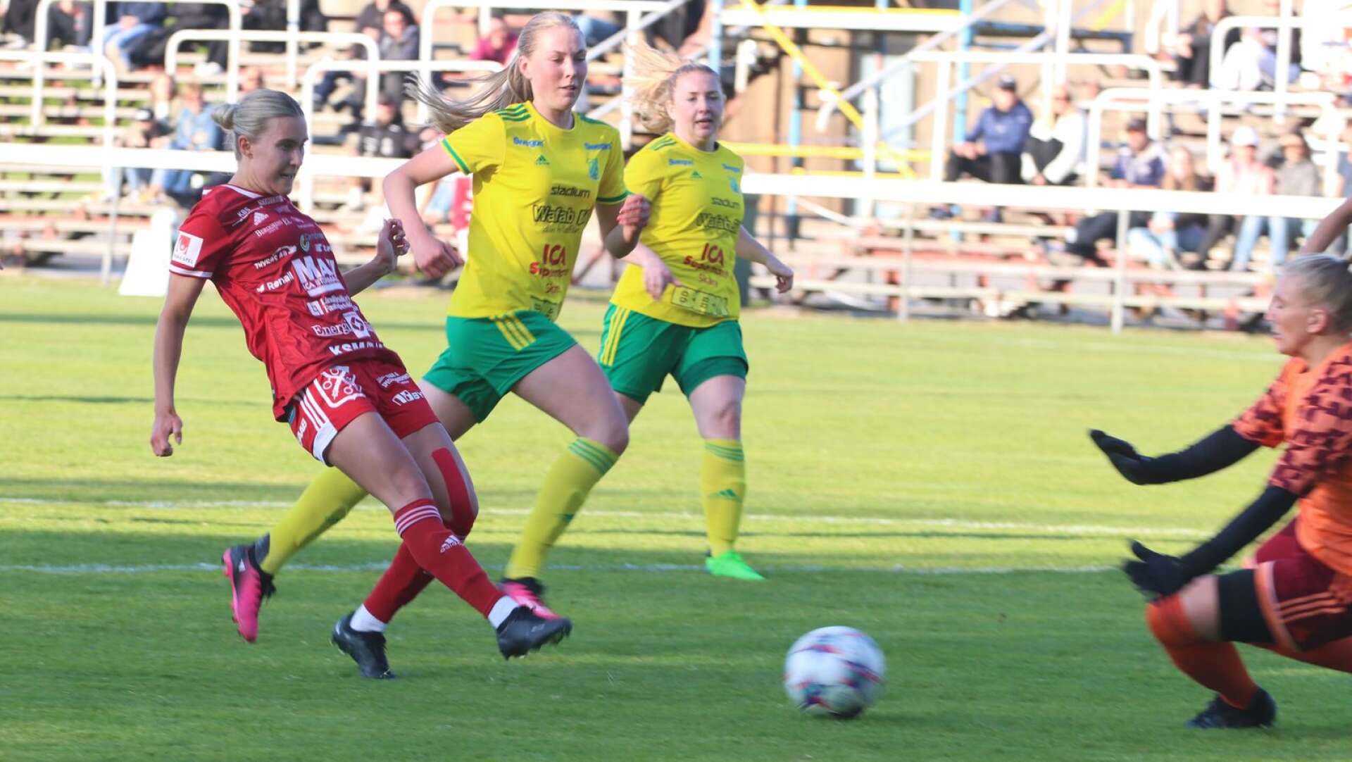 Wilma Forsberg placerar in 2–0.