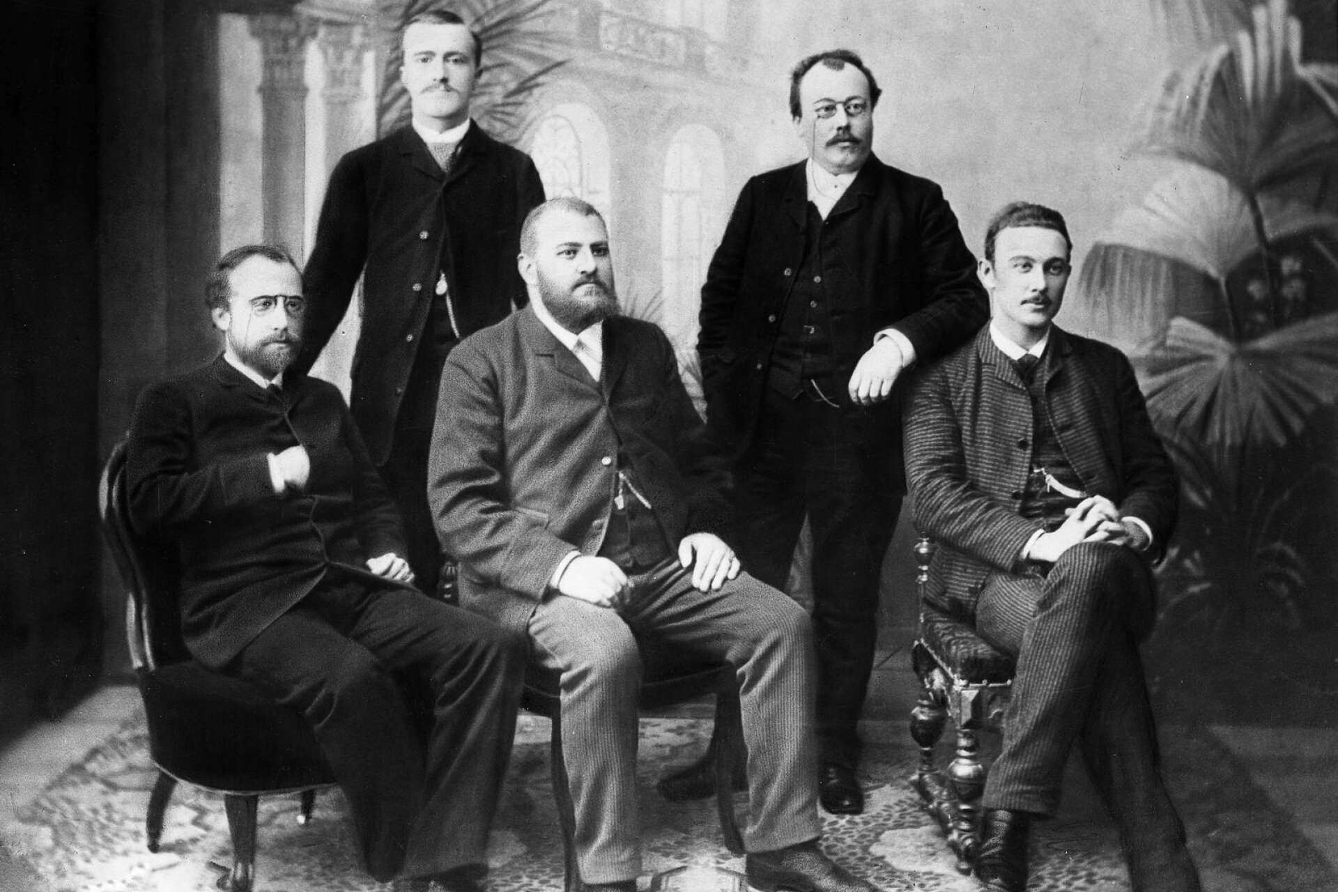 Karlstads-Tidningens redaktion år 1892 med från vänster: Gustaf Fröding, H Fernlund, Albin Forsell, H Ullman samt redaktör Mauritz Hellberg.
