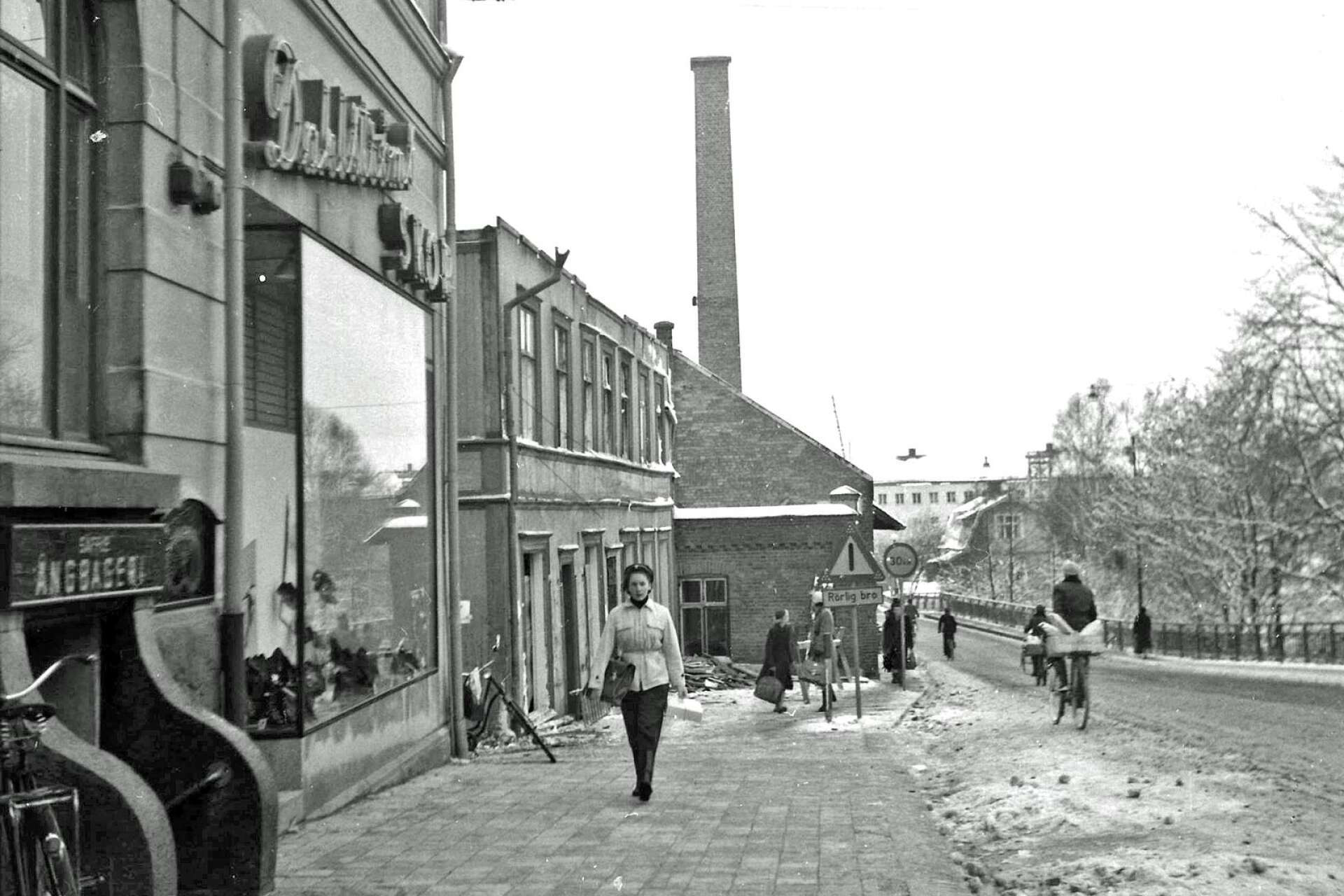 Längst till vänster i bilden ses nedgången till Säffle Ångbageri, som låg i källarplanet. Bilden är tagen 1952 efter att grannfastigheten hade eldhärjats.