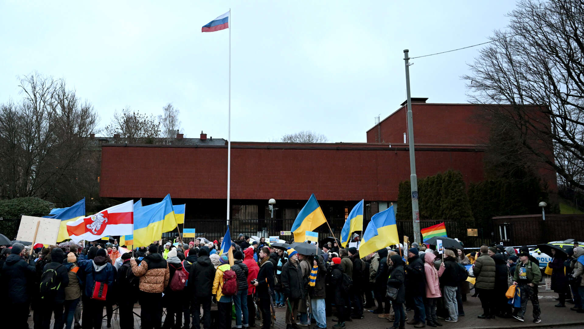 Demonstration utanför Rysslands konsulat i Göteborg på årsdagen av den ryska invasionen av Ukraina.