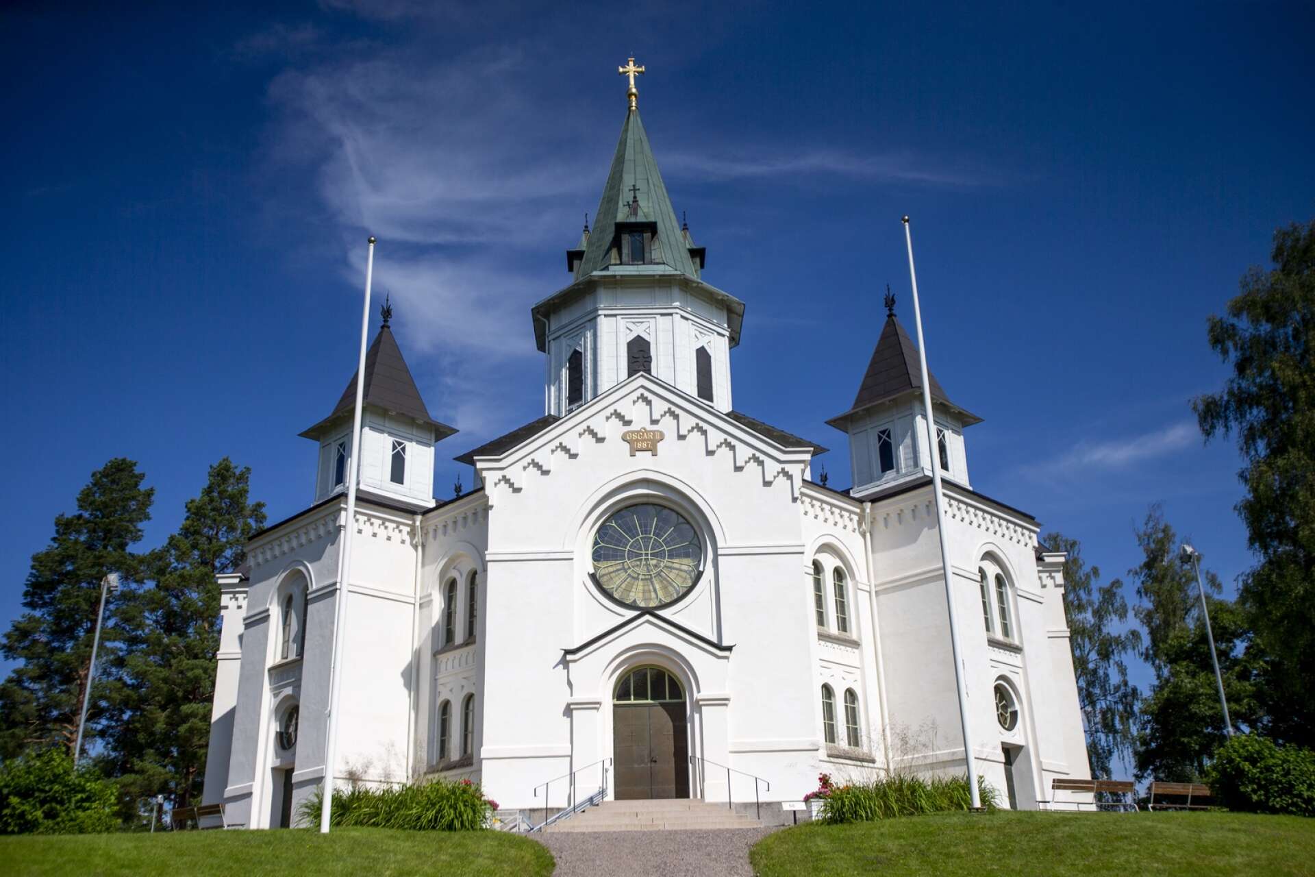 Silleruds kyrka öster om Årjäng är med sina fem torn och sin åttkantiga form en mycket vacker helgedom. Den invigdes 1888.
