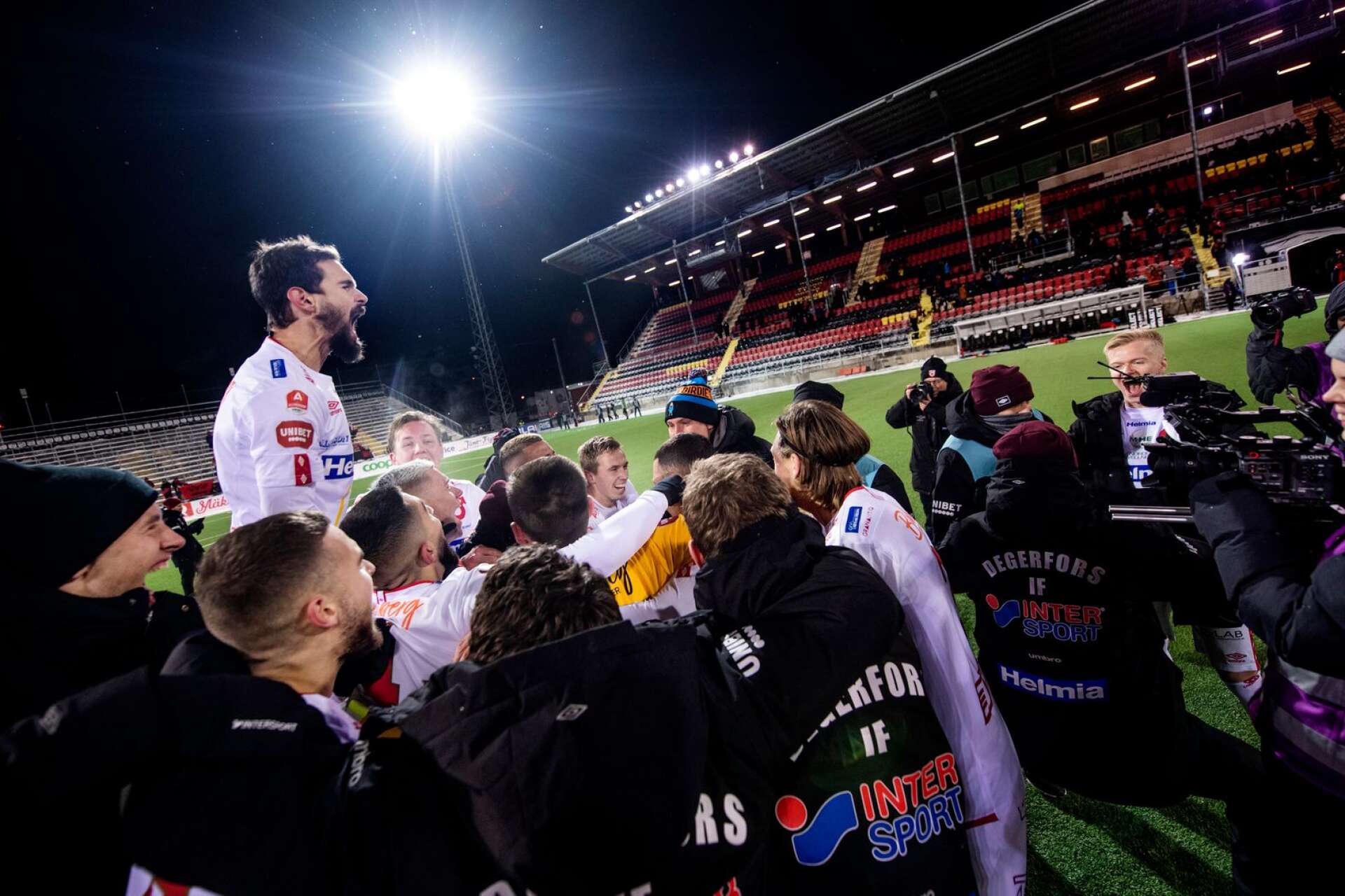 Spelare och ledare följde matchen i Malmö från mittcirkeln, när den var slut miste jublet inga gränser.