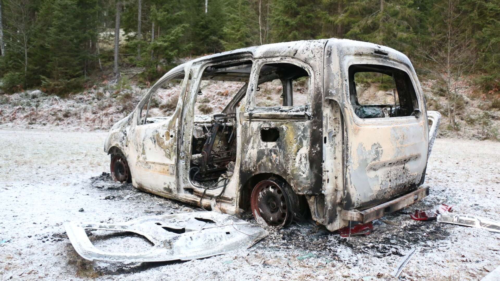 Den utbrända bilen i Dansviken, utanför Bengtsfors.