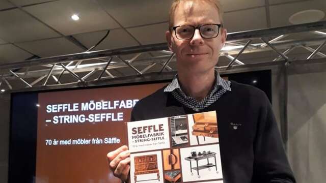 Claes Åkerblom har i dagarna släppt boken Seffle Möbelfabrik - String Seffle, 70 år med möbler från Säffle.