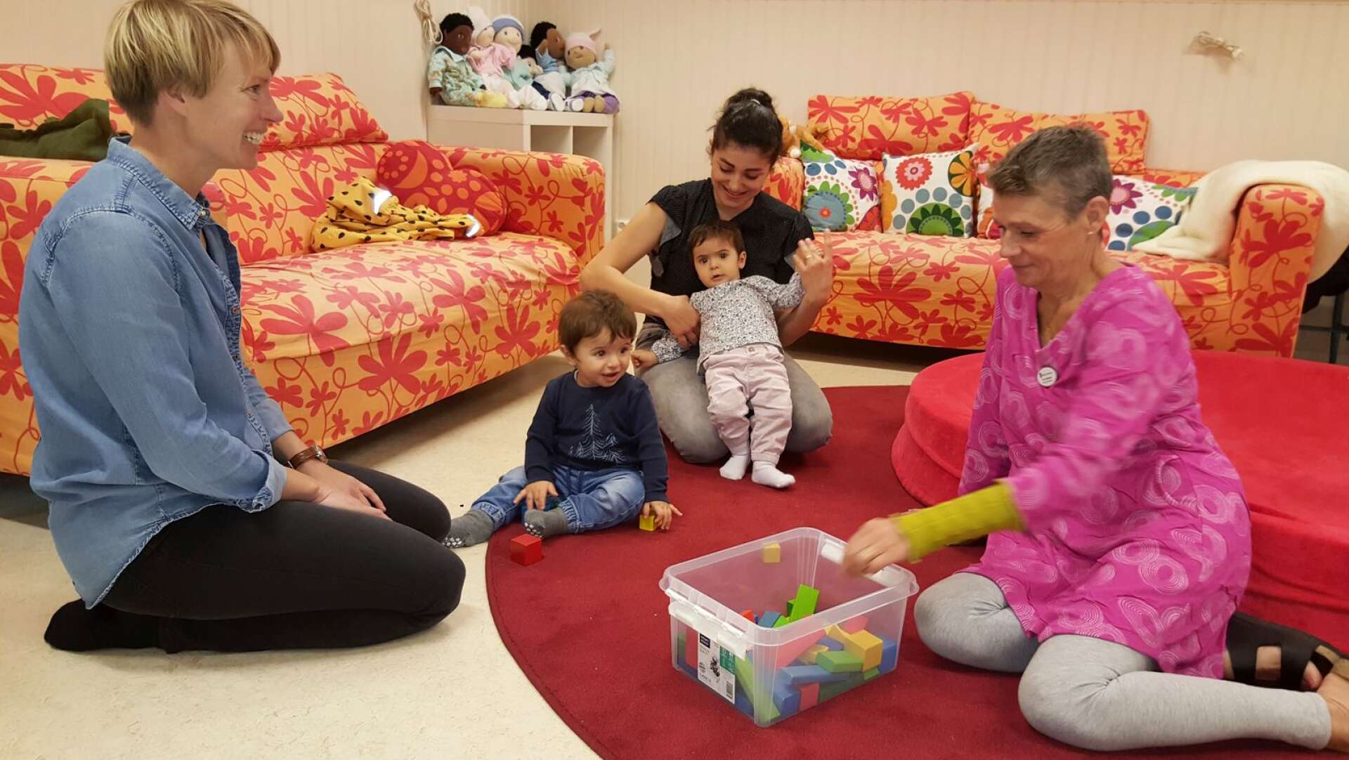 Yara Al Mhanna besöker Öppna förskolan på fredagar tillsammans med sina tvillingar, Gabrial och Jessica Al Khalil. Här tillsammans med SFI-läraren Susan Engström (t.v.) och förskolläraren Cajsa Malmstedt.
