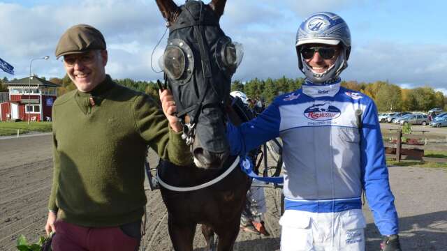 Tomas Eklund, segerhästen Explode och kusken Marcus Hultman från seger på hemma banan i  Åmål där för övrigt Explode vann hela fem lopp i år. Ny seger och detta på Axevalla innebar sjätte årssegern.