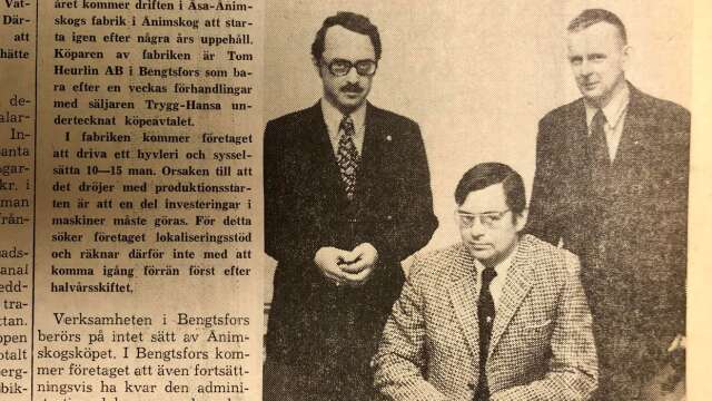Direktör Carl Köster, sittande, flankeras av bankdirektör Sten Svenhage och kanslichef Sverker Hynell då han köper Åsa-Ånimskogs fabrik i Ånimskog 1973.