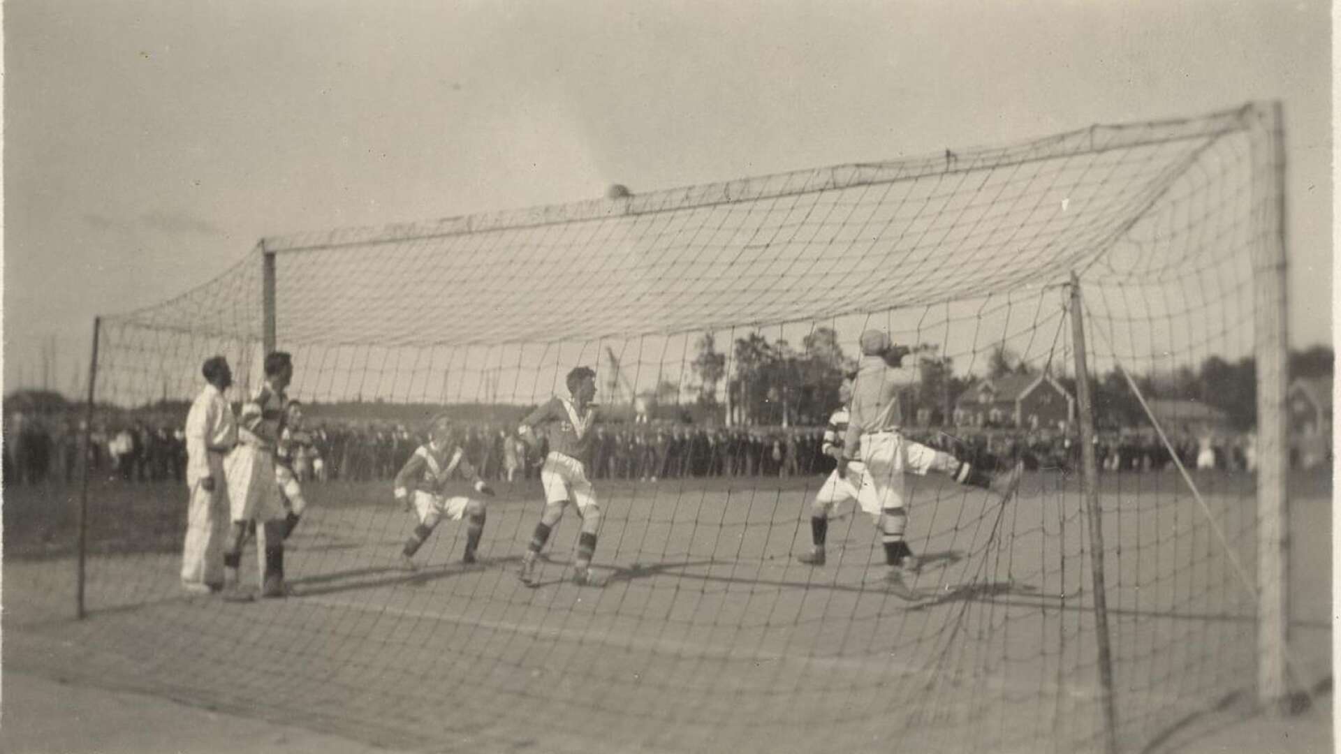 Skoghall möter Slottsbron i en fotbollsmatch på gamla Lunnevi 1928.