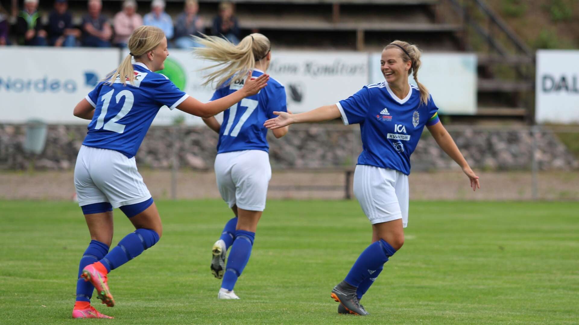 Jula BK gjorde åtta mål på Movallen i Hova. Här firar Ebba Svensson, Hilda Ljungkvist och Christina Larsen.