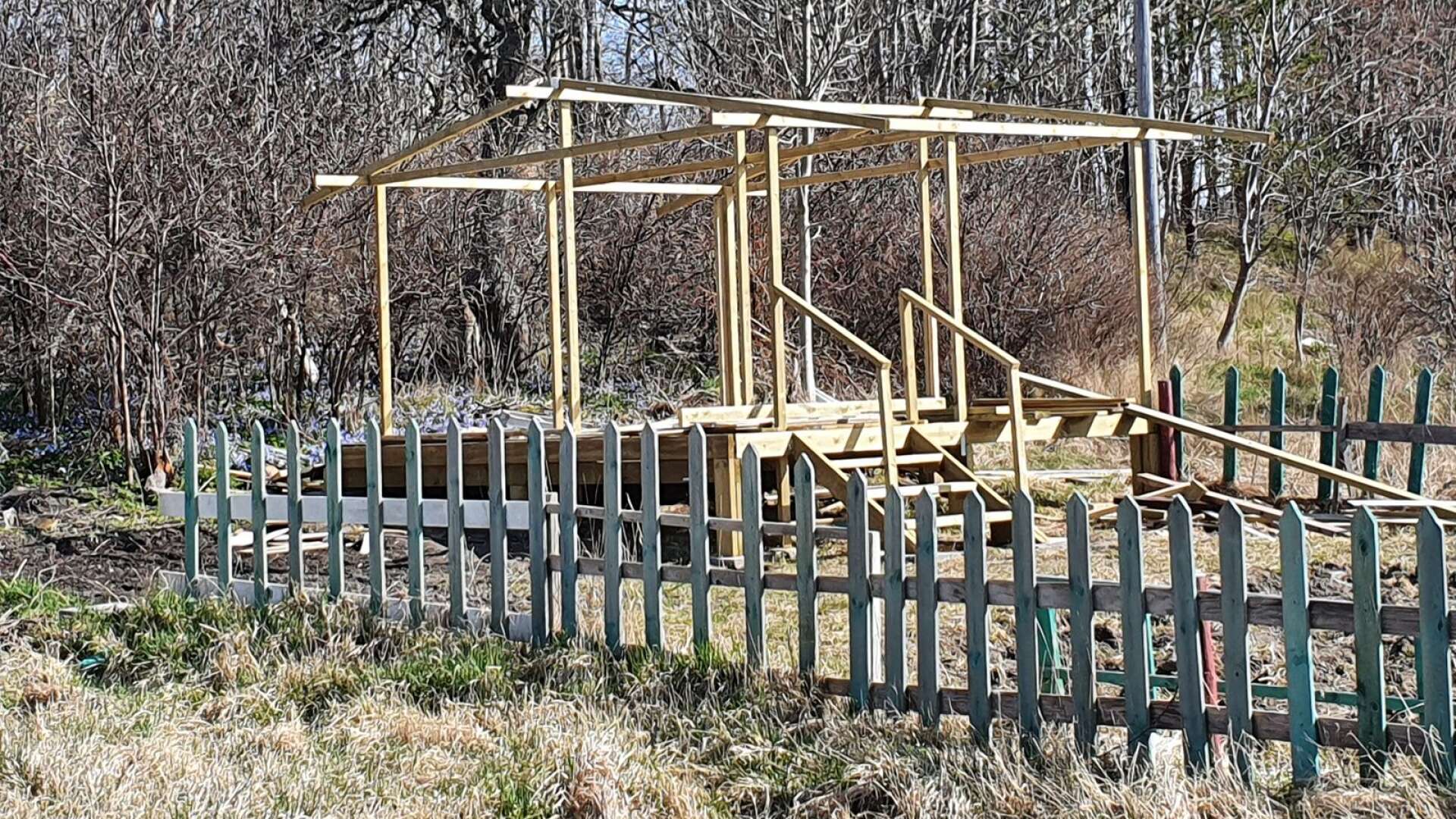 Initiativtagarna hann bara bygga stommen till växthuset innan de fick order om att riva bygget.