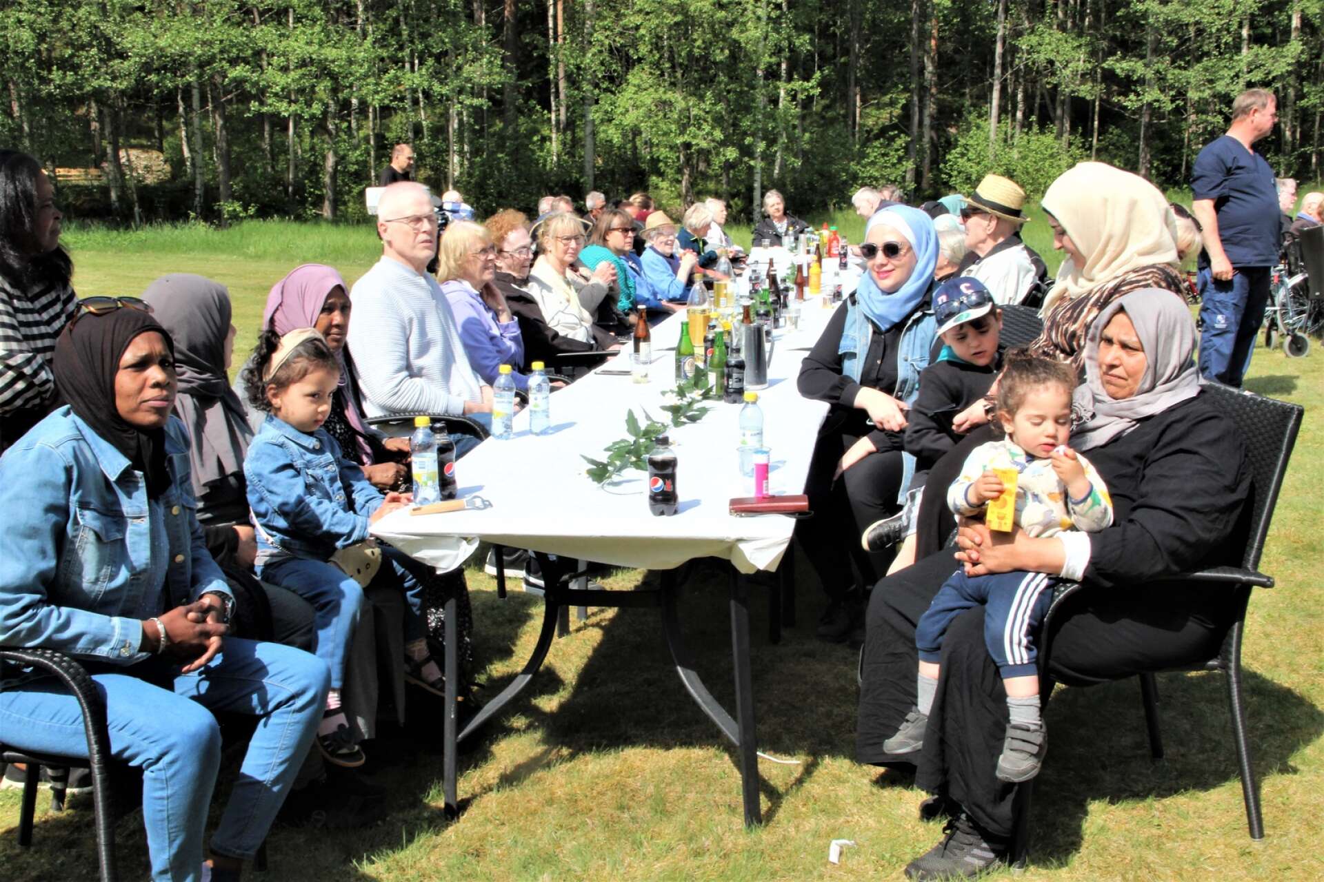 Alla boende på Letälvsgården bjöds på grillfest med anhöriga och personal samt deras barn.