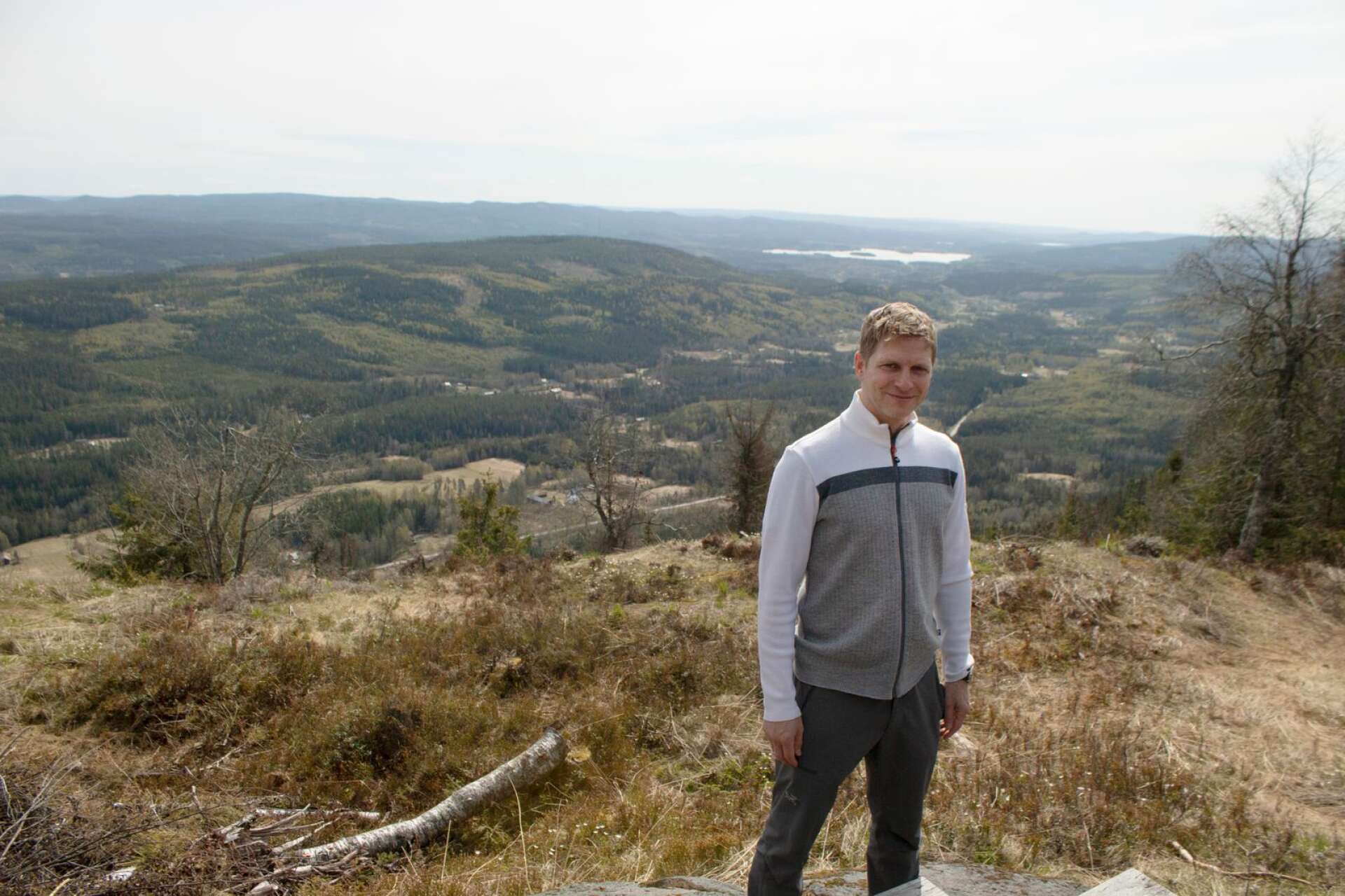 Peter bergström på toppen av Rännberget i Östmark. Vandringen upp är tung, men utsikten är fantastisk.