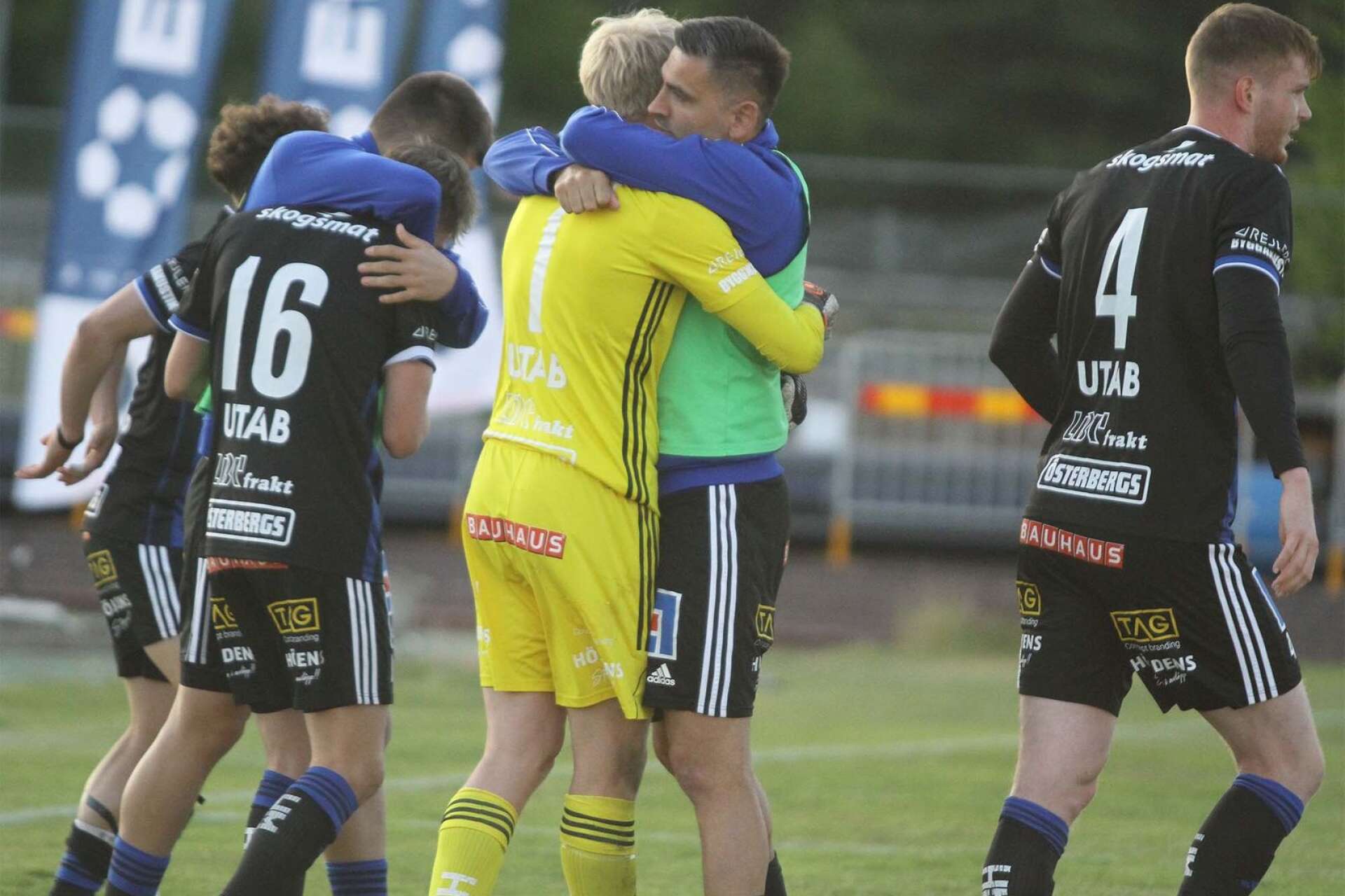 Mathias Karlsson kramades om efter matchen. 