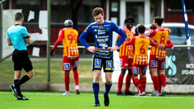 Karlstad Fotbolls Christian Marigliano deppar efter att Örebro Syrianska avgjort matchen.