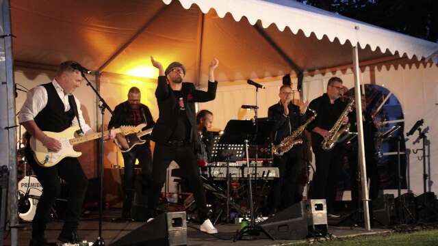 Säffle SK arrangerade gratiskonsert på Tullnäbben med Kompisarna och Sound of shadows