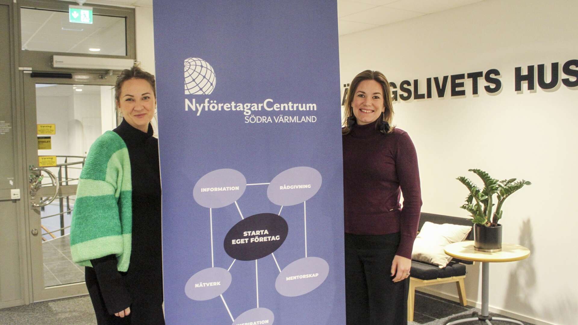 Vaktombyte i Nyföretagarcentrum Södra Värmland. Cecilia Fjellman Fredholm, till höger, lämnar över till Lisa Gärdt, som tidigare jobbat med hållbarhetsfrågor och projektledning.