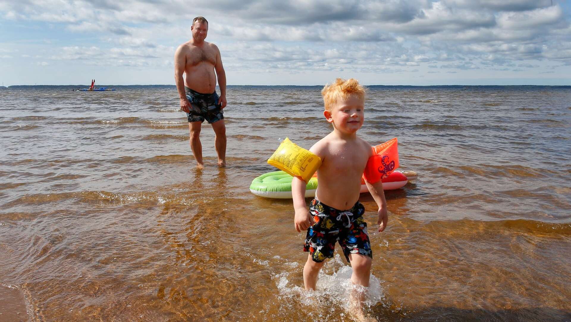 Alvin Hjellbakk, 4 år, tyckte det var roligt att plaska i vattnet och pappa Anders trivdes han med.