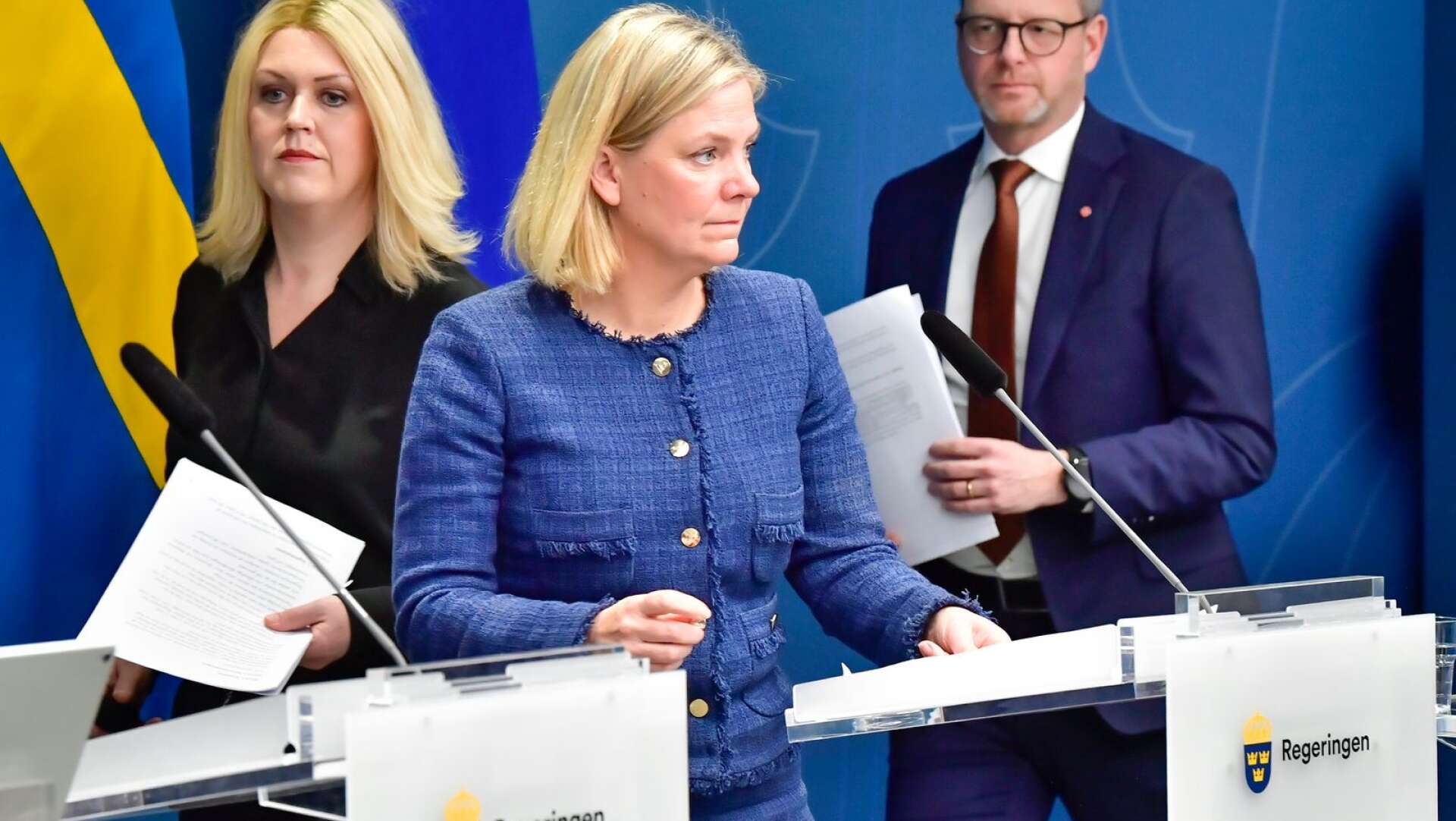 Statsminister Magdalena Andersson (S), socialminister Lena Hallengren (S) och finansminister Mikael Damberg(S) vid pressträffen där de meddelar att nygamla restriktioner blir aktuella igen.