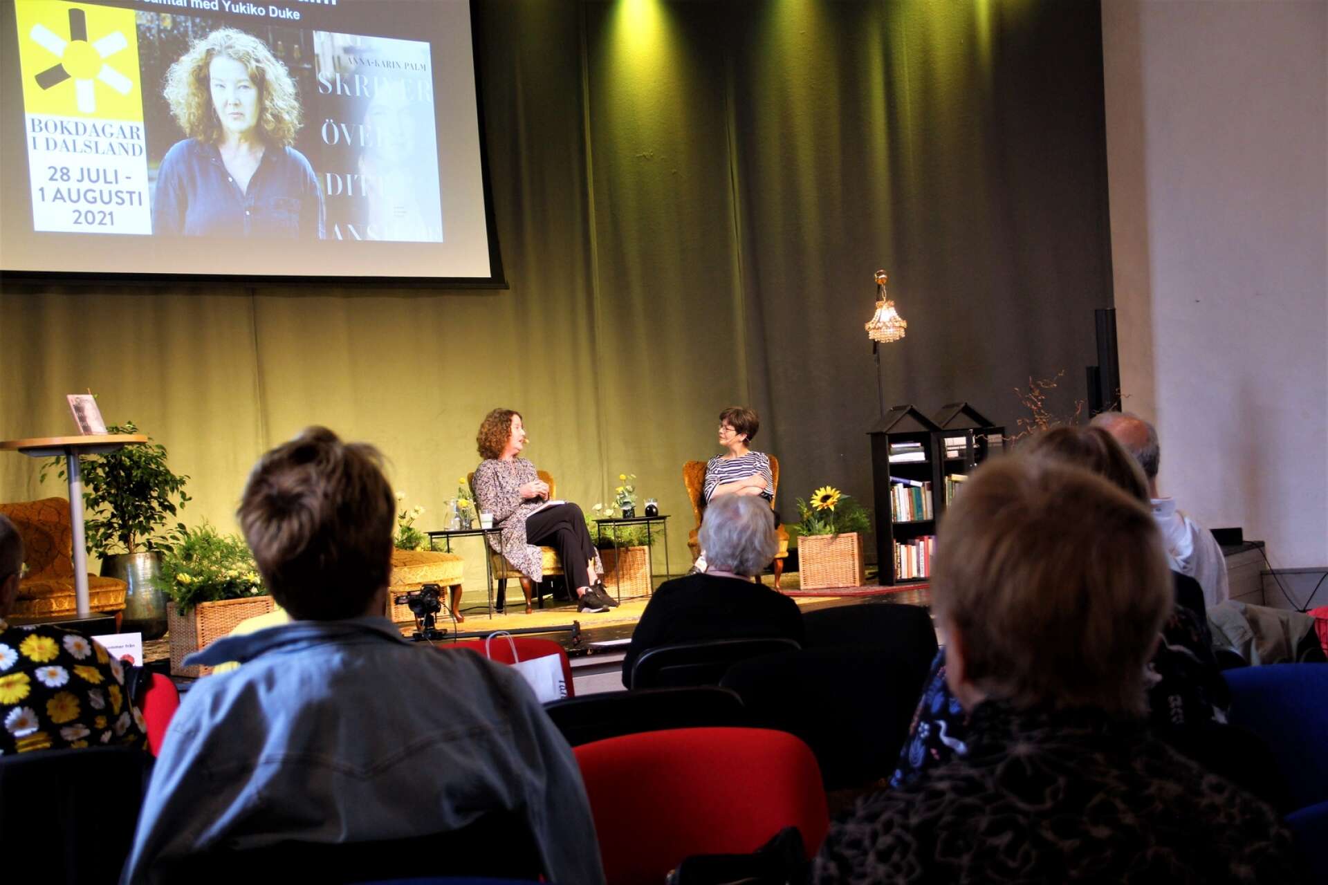 Anna-Karin Palm i samtal med Yukiko Duke under Bokdagar i Dalslands författardagar förra sommaren.