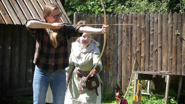 Årets familjedag på Vikingacenter i Nysäter blev en succé. På bilden syns Daria som provar på en av alla aktiviteter under dagen: bågskytte.