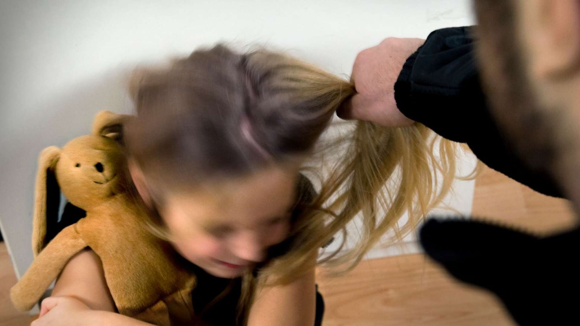 Barn som upplever våld i hemmet är brottsoffer och ska ses som egna rättighetsinnehavare gällande umgänge eller vårdnad av den våldsutövande föräldern, skriver Beatrice Högå och Anna-Karin Larsson. (Bilden är arrangerad.)