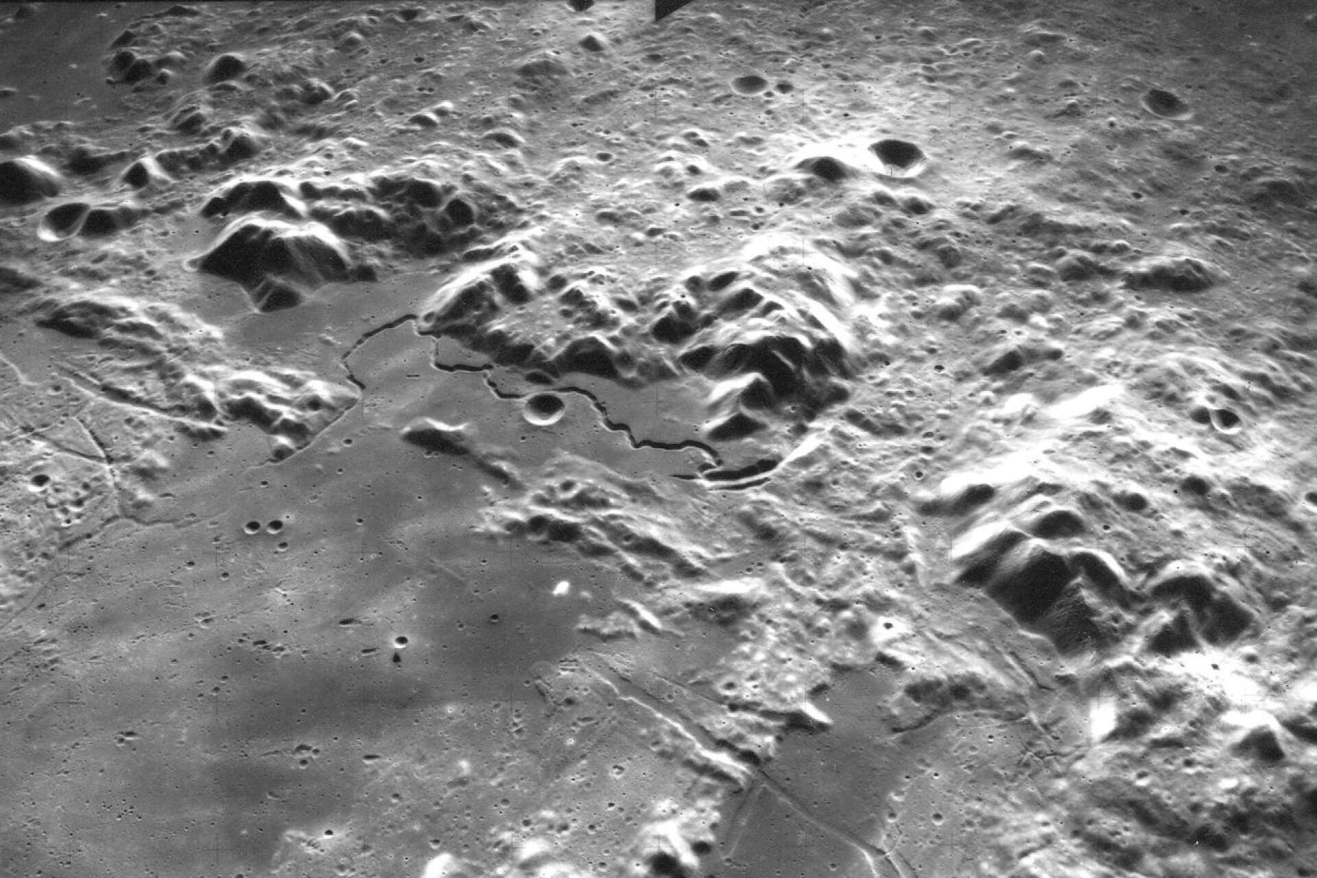 Bergskedjan Apenninerna på månen med Hadley Rille och landningsplatsen snett upp till vänster.