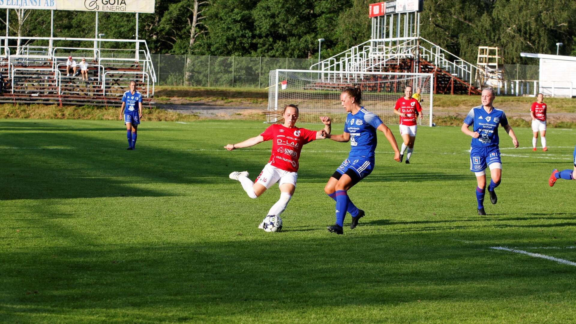 Tyra Eriksson stod för fyra mål när Degerfors krossade Arvika med 7–0.