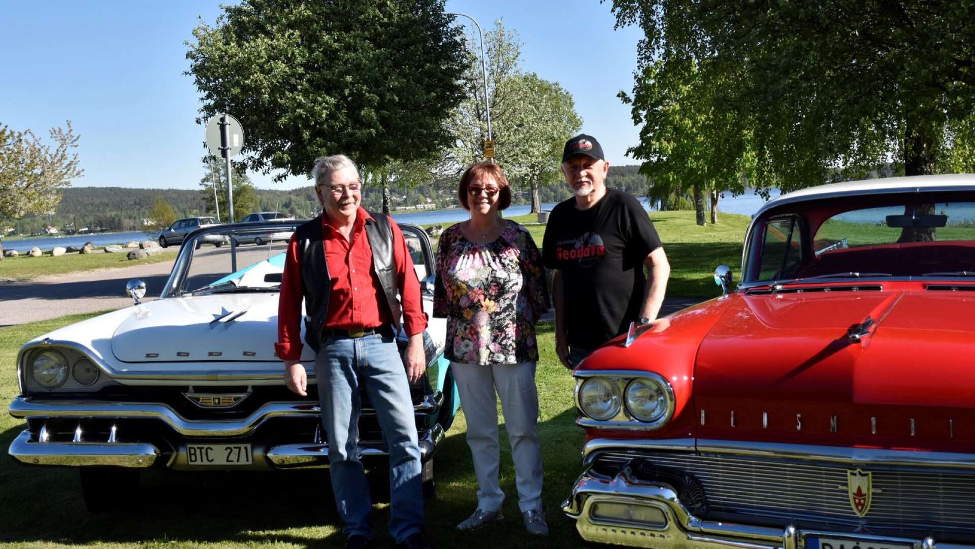 Bilkulturen i Arvika är stark. Intresset för bilar är stort. Christer Fransson, Inger och Kjell Nordahl har alla ett stort intresse för amerikanare. Här visar de upp bilarna: En Dodge Custom Royal från 1957 och en Oldsmobile Holiday från 1958. 