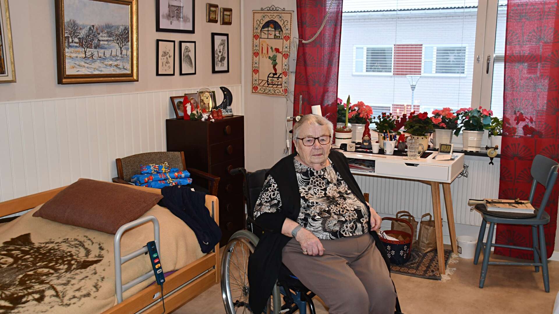 Det är jul i Margit Nilssons rum på Brogården. ”Jag tycker mycket om att julpynta”, säger hon. 