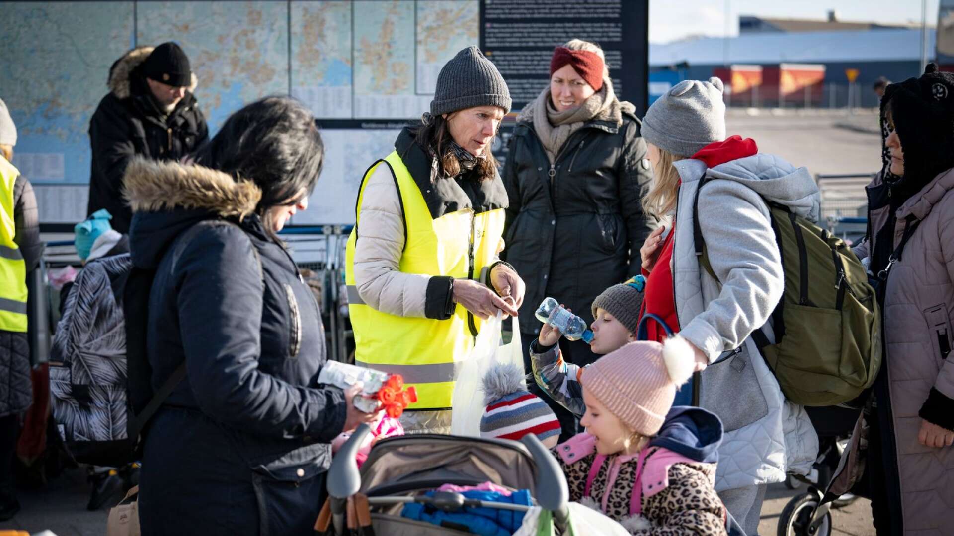 Mariestads kommun och ideella föreningar har nu haft ett möte kring hur man ska samarbeta för att hjälpa de ukrainska flyktingar som kommer. På bilden syns flyktingar som i förra veckan kom till Karlskrona.
